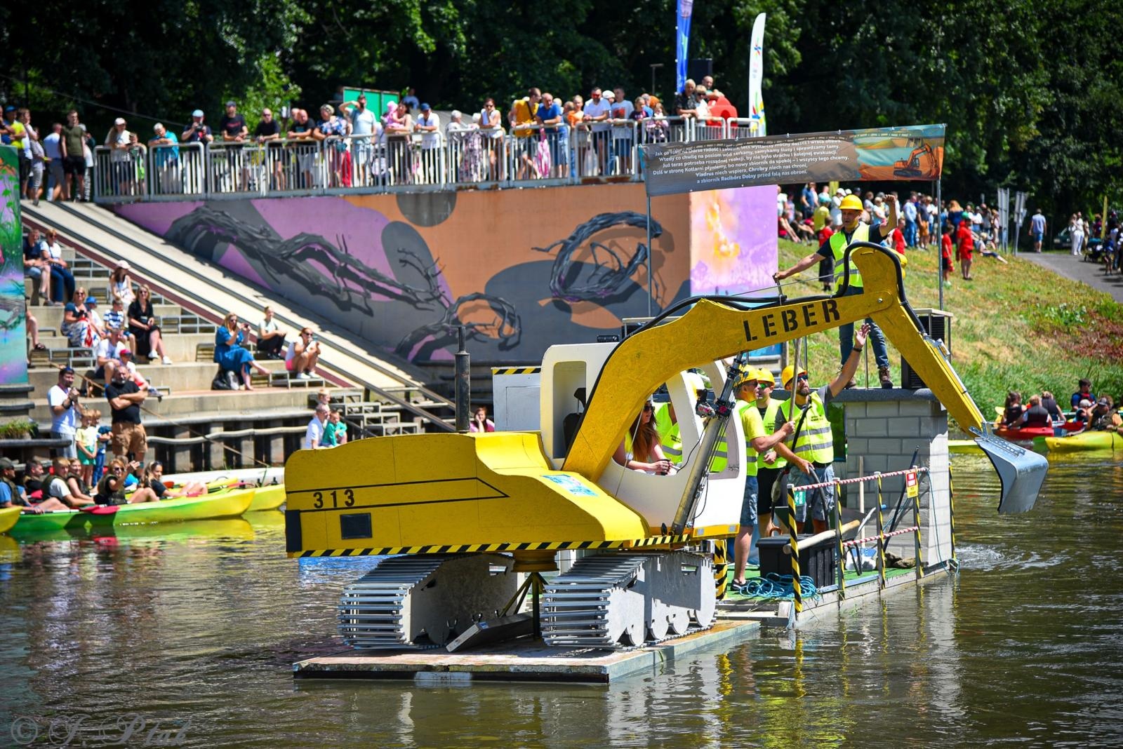 Zdjęcie w galerii na portalu naszraciborz.pl: Pływadło na bis. Jedyna taka flota w Polsce znów na Odrze [FOTO i WIDEO] wiadomości z regionu