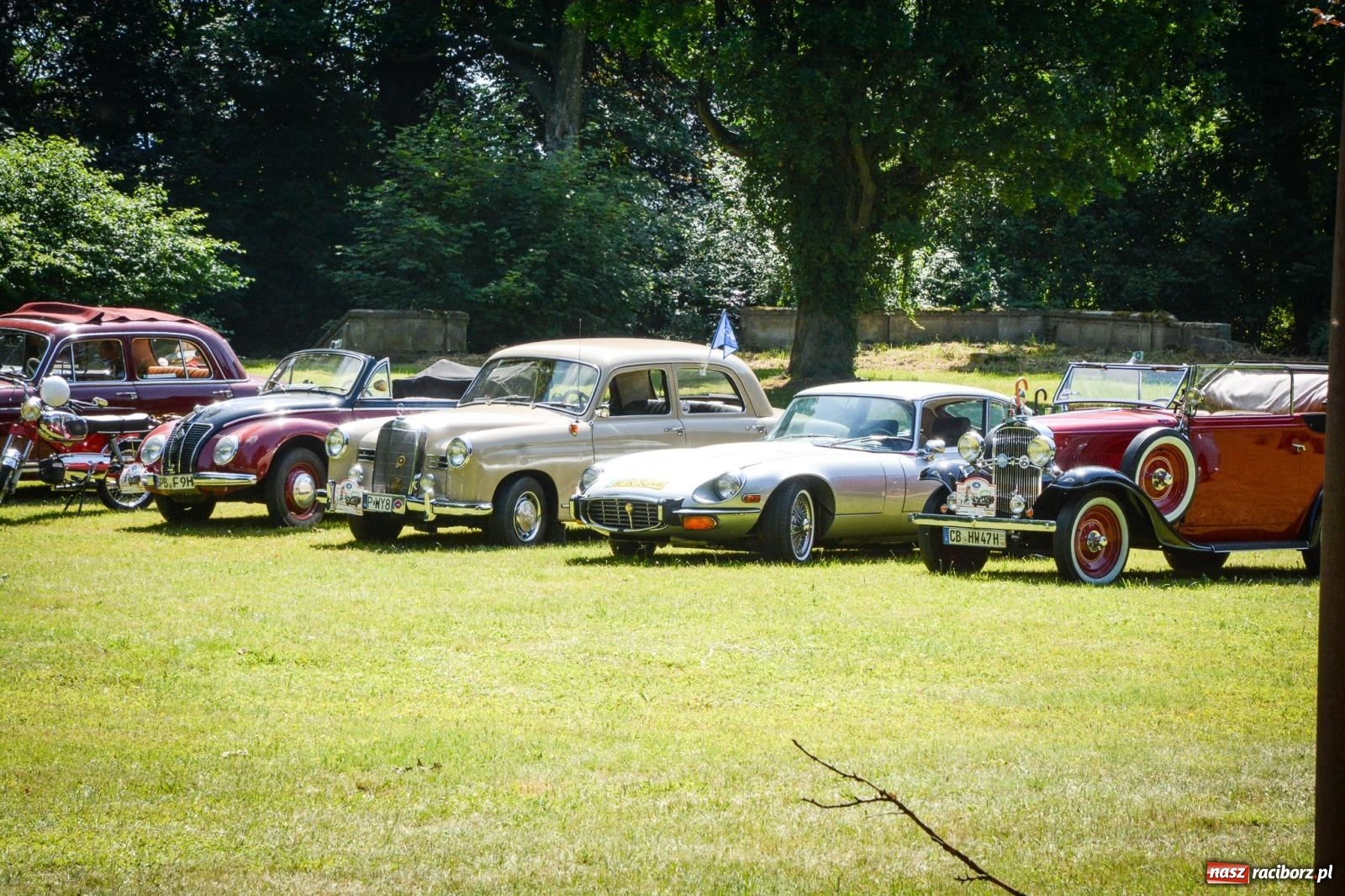 Zdjęcie w galerii na portalu naszraciborz.pl: Motoryzacyjne perełki w parku pałacowym. Rajd Gorole na Ślonsku zawitał do Krowiarek wiadomości z regionu