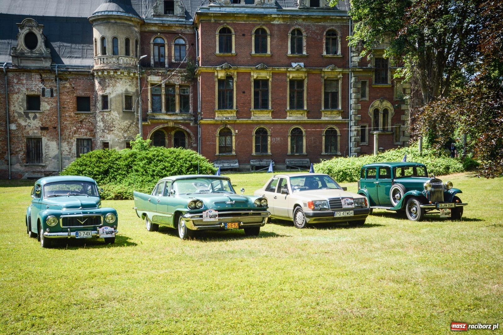 Zdjęcie w galerii na portalu naszraciborz.pl: Motoryzacyjne perełki w parku pałacowym. Rajd Gorole na Ślonsku zawitał do Krowiarek wiadomości z regionu