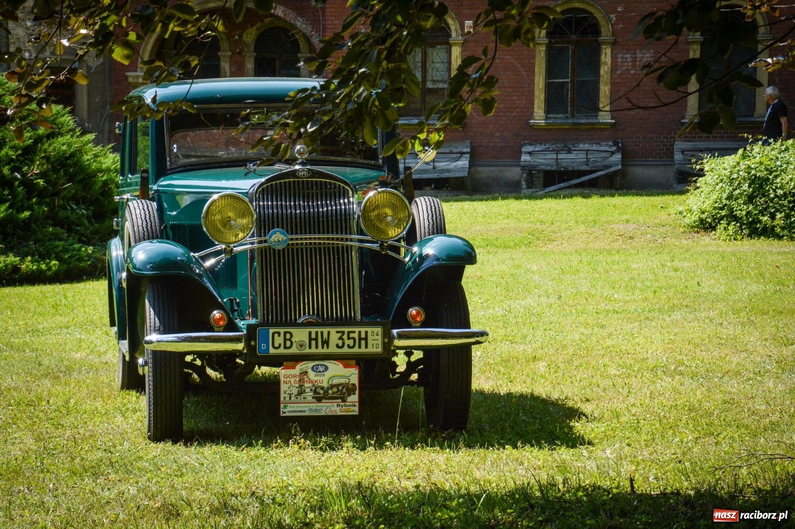 Zdjęcie w galerii na portalu naszraciborz.pl: Motoryzacyjne perełki w parku pałacowym. Rajd Gorole na Ślonsku zawitał do Krowiarek wiadomości z regionu