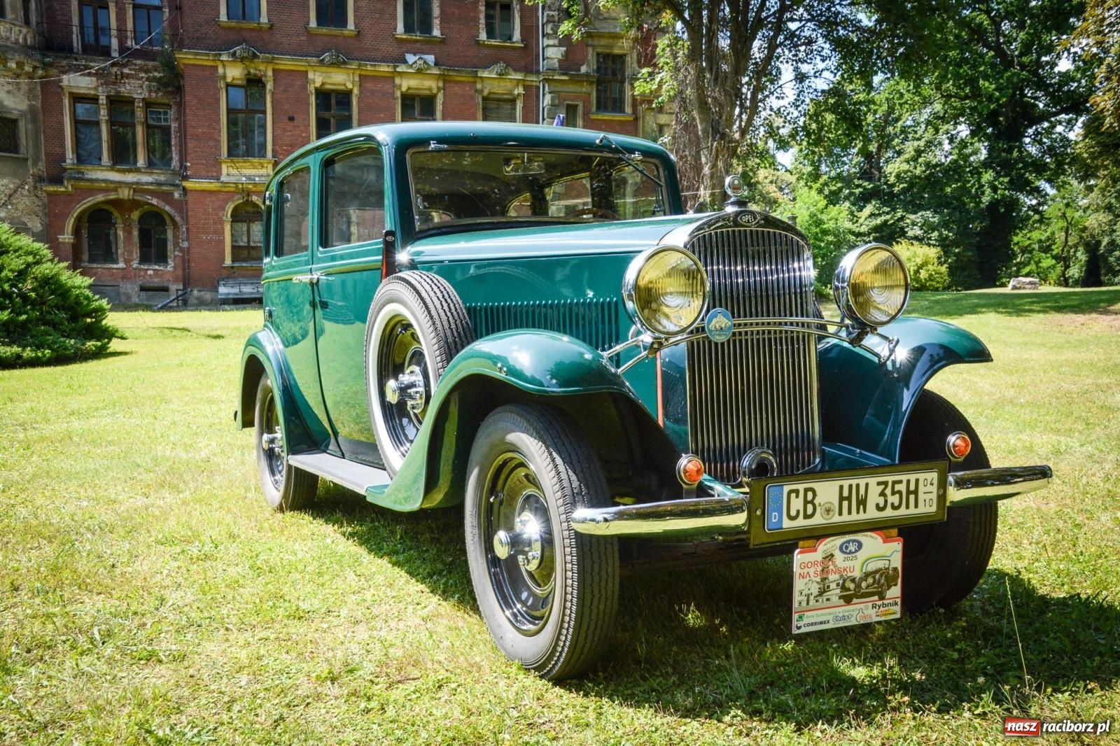 Zdjęcie w galerii na portalu naszraciborz.pl: Motoryzacyjne perełki w parku pałacowym. Rajd Gorole na Ślonsku zawitał do Krowiarek wiadomości z regionu