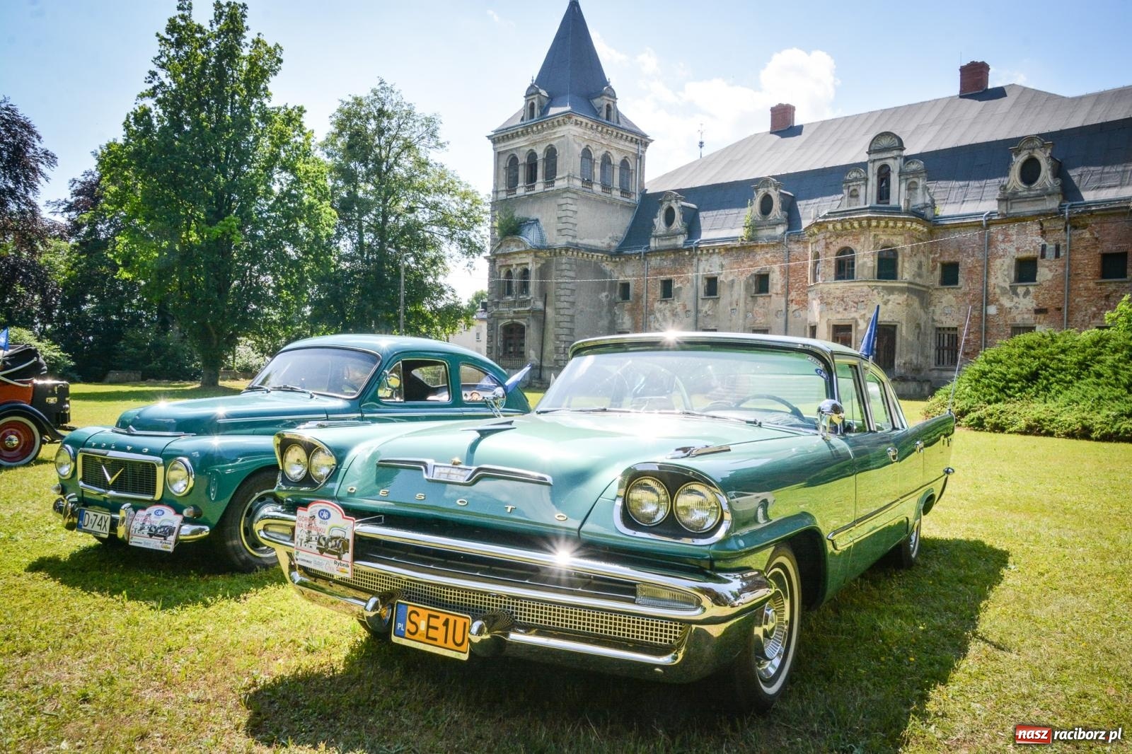 Zdjęcie w galerii na portalu naszraciborz.pl: Motoryzacyjne perełki w parku pałacowym. Rajd Gorole na Ślonsku zawitał do Krowiarek wiadomości z regionu