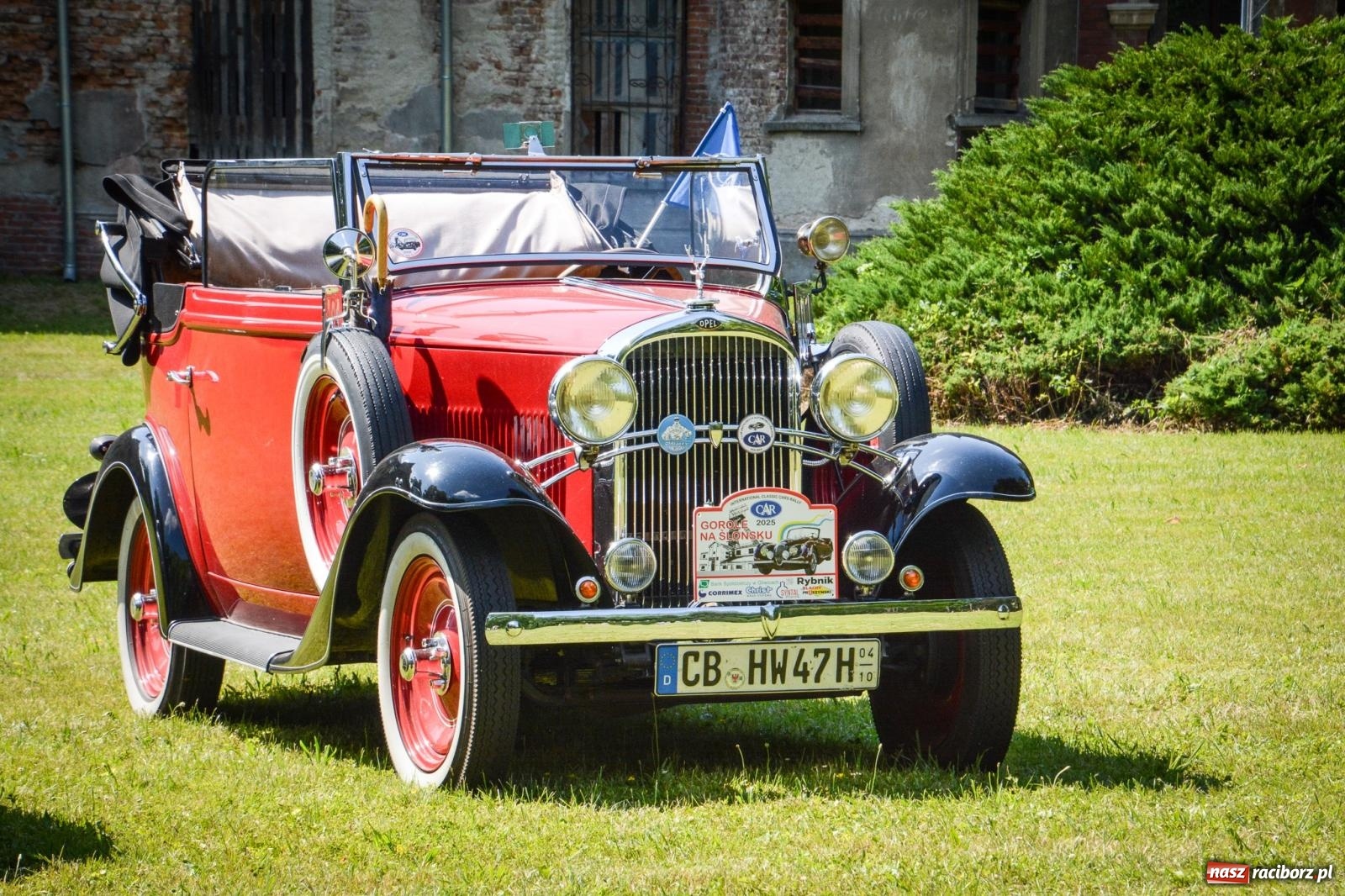 Zdjęcie w galerii na portalu naszraciborz.pl: Motoryzacyjne perełki w parku pałacowym. Rajd Gorole na Ślonsku zawitał do Krowiarek wiadomości z regionu