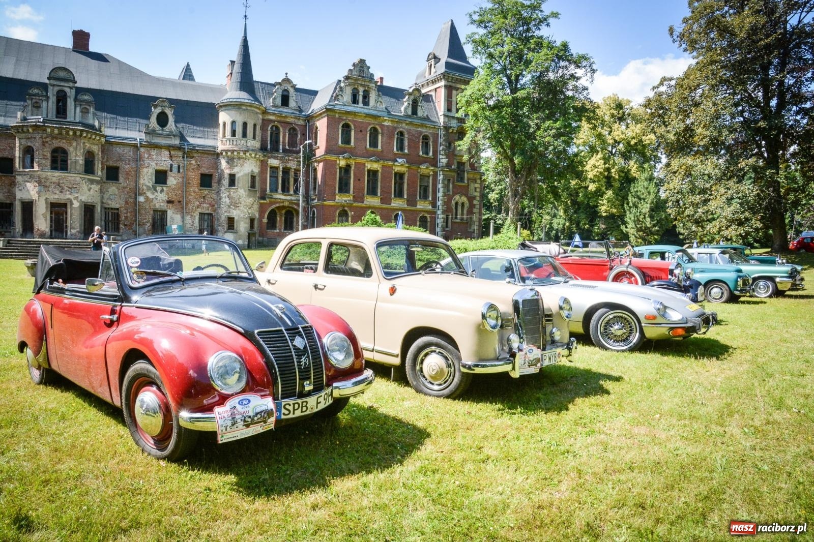 Zdjęcie w galerii na portalu naszraciborz.pl: Motoryzacyjne perełki w parku pałacowym. Rajd Gorole na Ślonsku zawitał do Krowiarek wiadomości z regionu