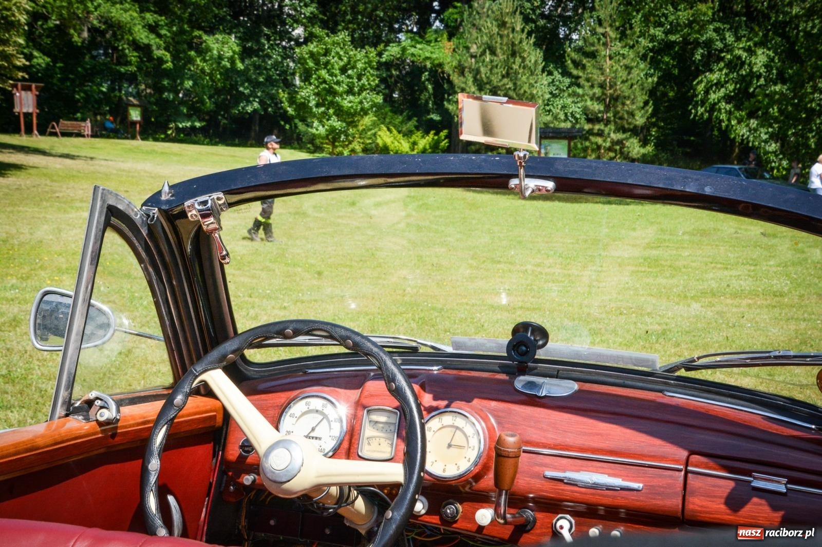 Zdjęcie w galerii na portalu naszraciborz.pl: Motoryzacyjne perełki w parku pałacowym. Rajd Gorole na Ślonsku zawitał do Krowiarek wiadomości z regionu