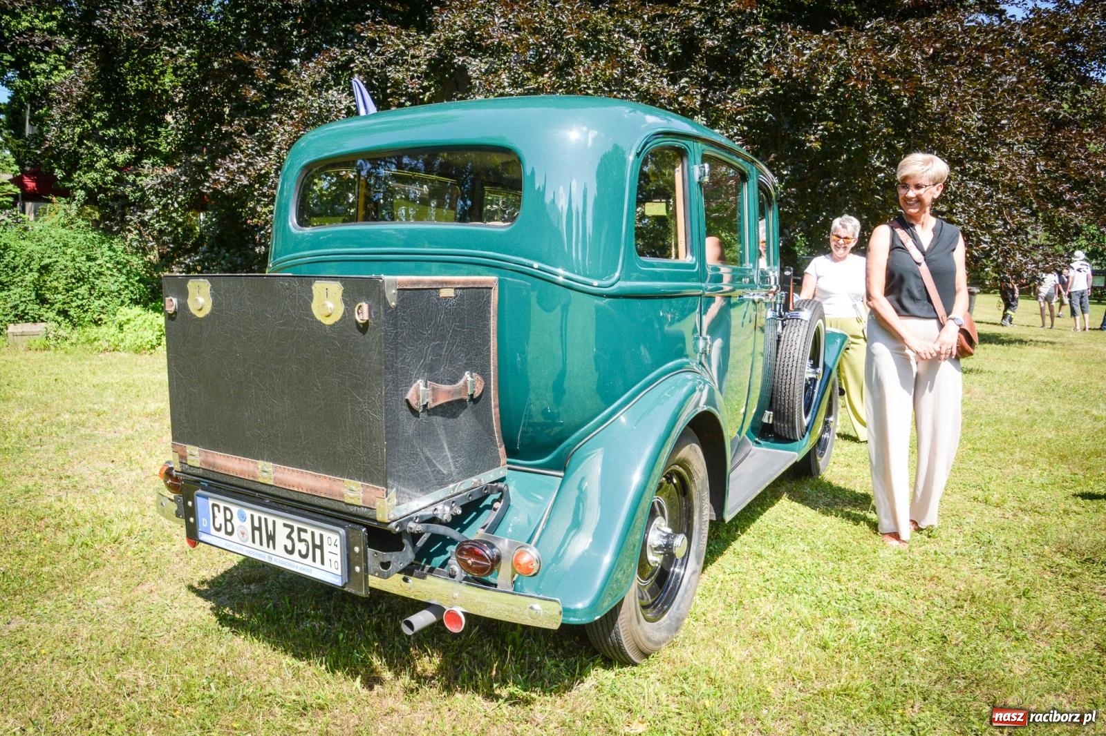 Zdjęcie w galerii na portalu naszraciborz.pl: Motoryzacyjne perełki w parku pałacowym. Rajd Gorole na Ślonsku zawitał do Krowiarek wiadomości z regionu