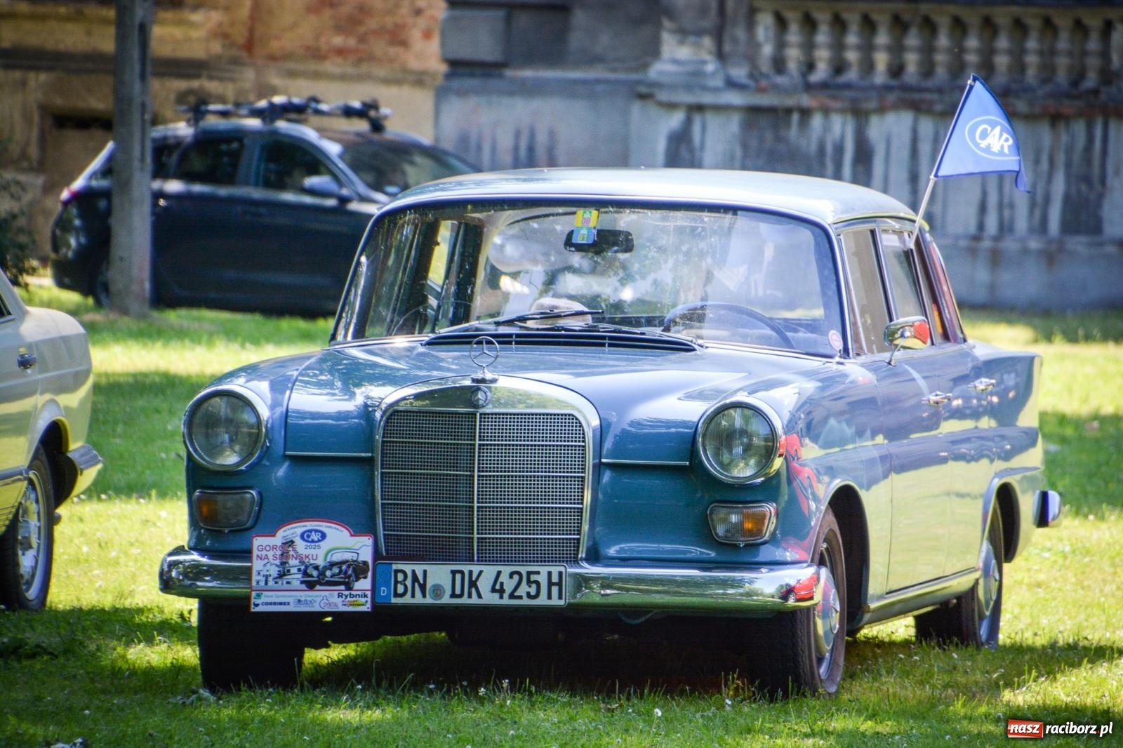 Zdjęcie w galerii na portalu naszraciborz.pl: Motoryzacyjne perełki w parku pałacowym. Rajd Gorole na Ślonsku zawitał do Krowiarek wiadomości z regionu