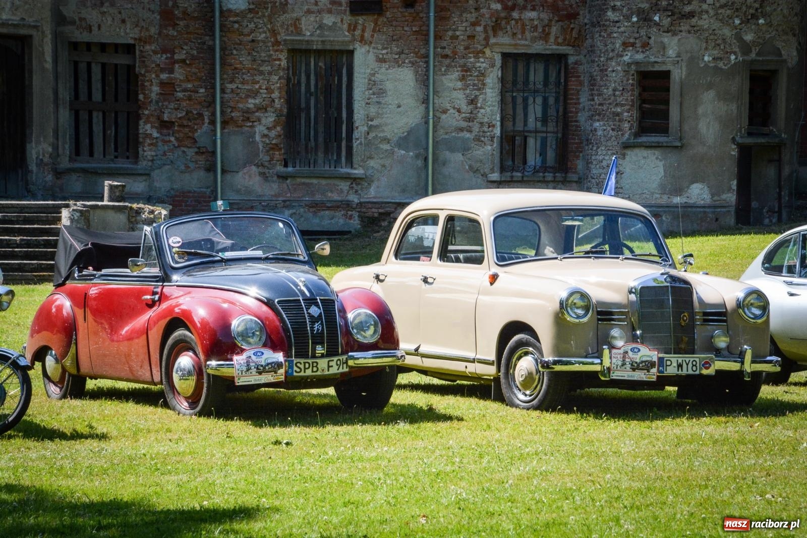 Zdjęcie w galerii na portalu naszraciborz.pl: Motoryzacyjne perełki w parku pałacowym. Rajd Gorole na Ślonsku zawitał do Krowiarek wiadomości z regionu