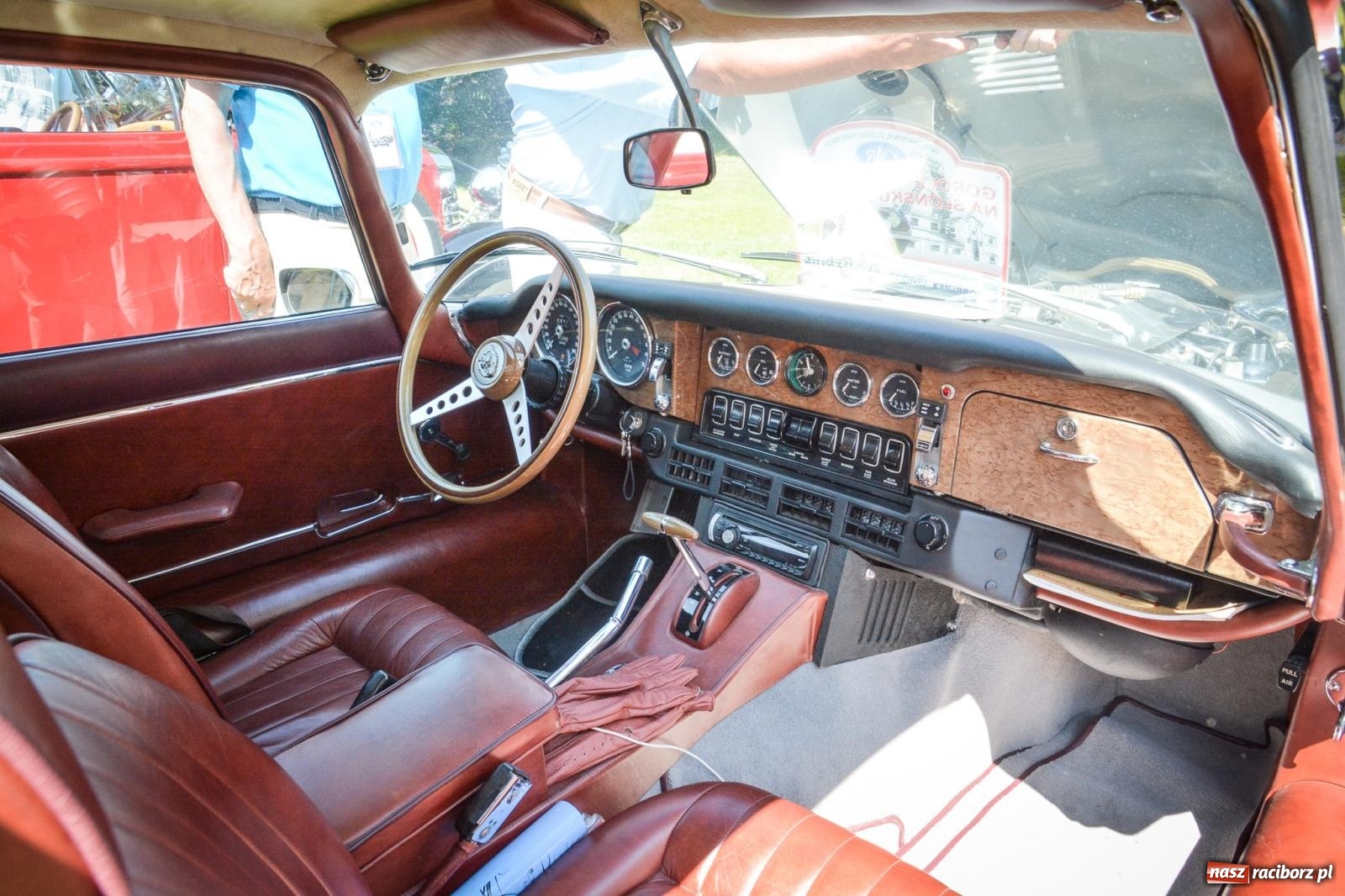 Zdjęcie w galerii na portalu naszraciborz.pl: Motoryzacyjne perełki w parku pałacowym. Rajd Gorole na Ślonsku zawitał do Krowiarek wiadomości z regionu