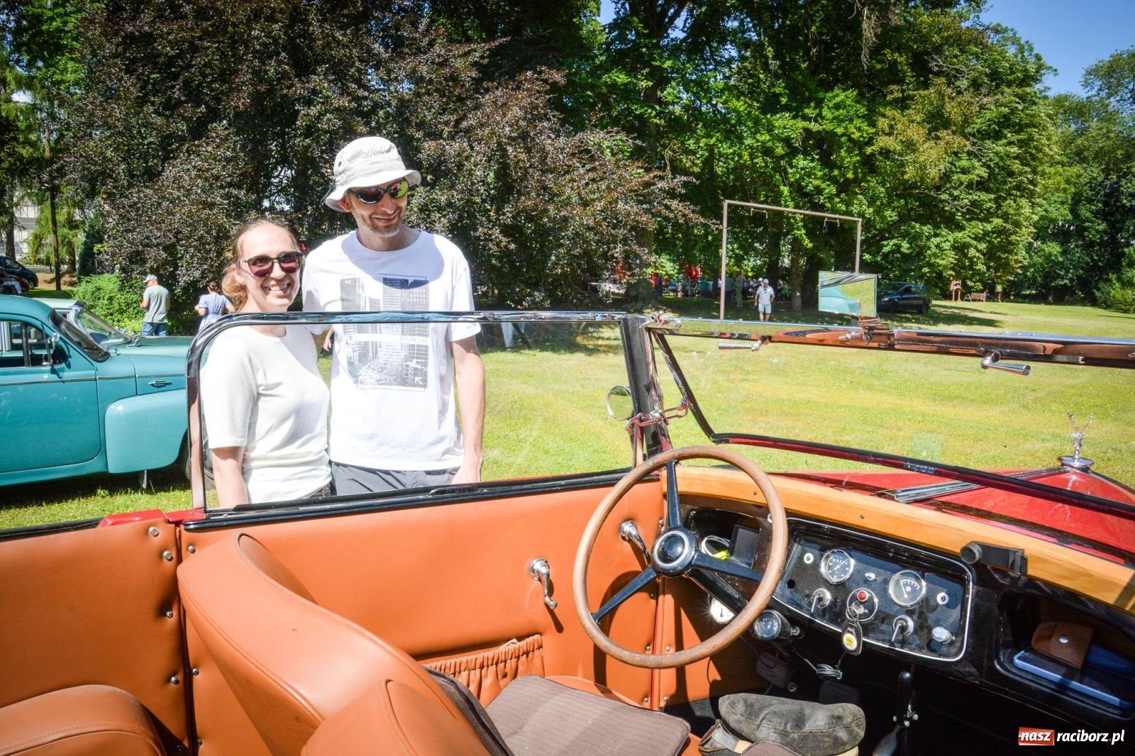 Zdjęcie w galerii na portalu naszraciborz.pl: Motoryzacyjne perełki w parku pałacowym. Rajd Gorole na Ślonsku zawitał do Krowiarek wiadomości z regionu