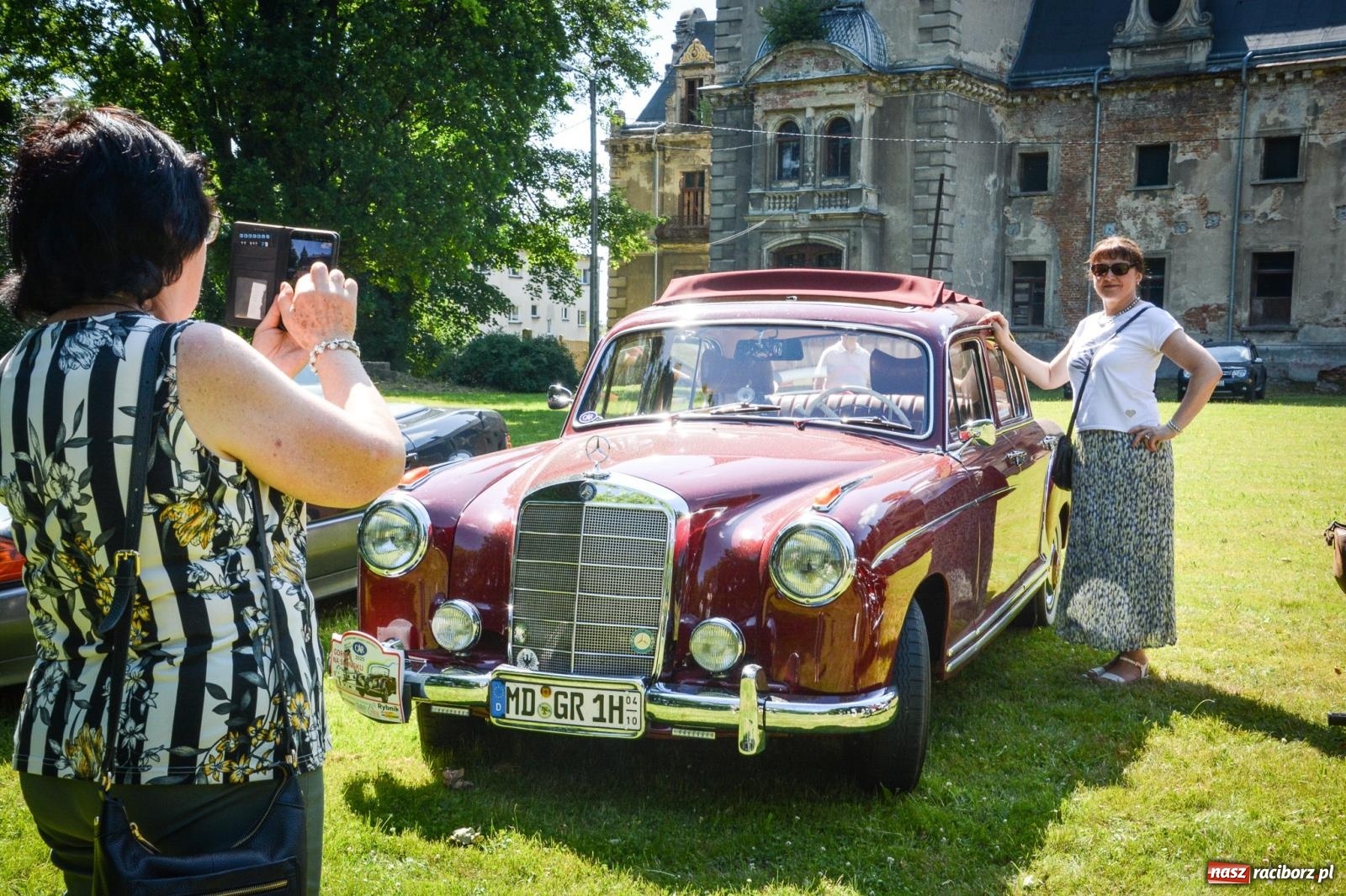 Zdjęcie w galerii na portalu naszraciborz.pl: Motoryzacyjne perełki w parku pałacowym. Rajd Gorole na Ślonsku zawitał do Krowiarek wiadomości z regionu