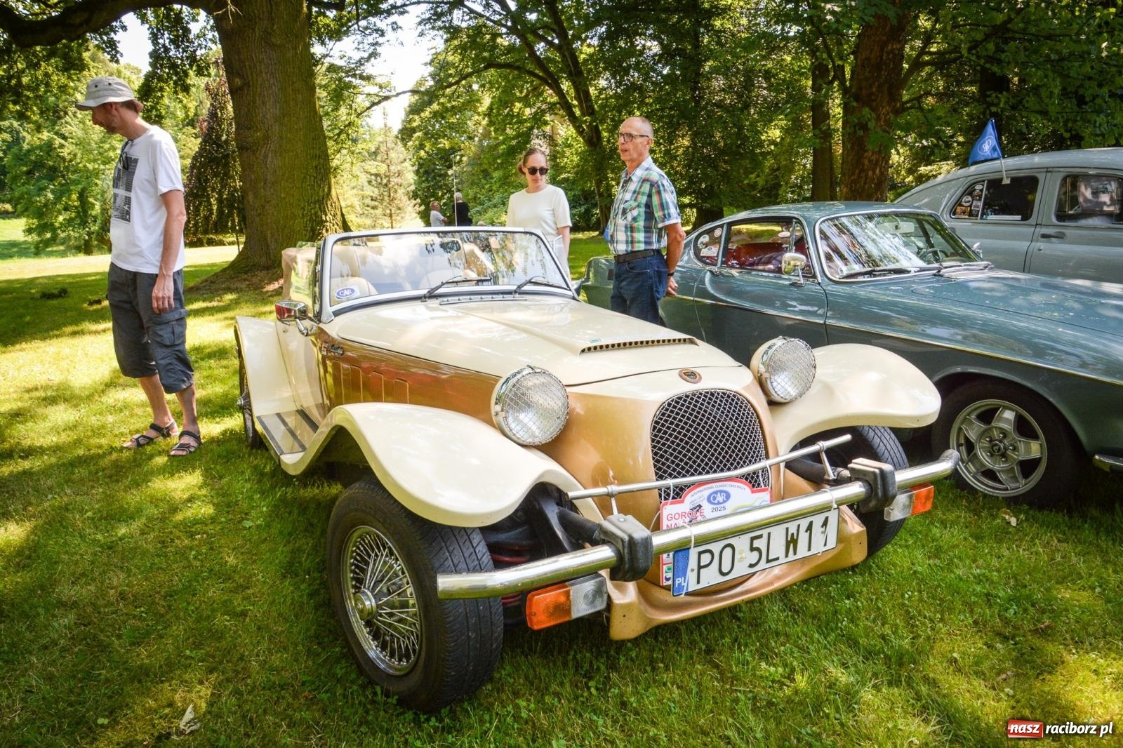 Zdjęcie w galerii na portalu naszraciborz.pl: Motoryzacyjne perełki w parku pałacowym. Rajd Gorole na Ślonsku zawitał do Krowiarek wiadomości z regionu