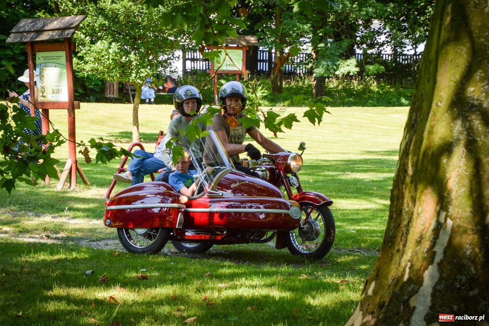 Zdjęcie w galerii na portalu naszraciborz.pl: Motoryzacyjne perełki w parku pałacowym. Rajd Gorole na Ślonsku zawitał do Krowiarek wiadomości z regionu