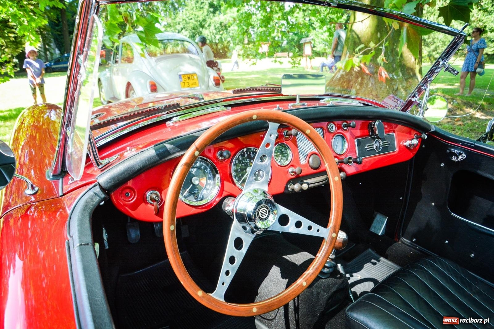 Zdjęcie w galerii na portalu naszraciborz.pl: Motoryzacyjne perełki w parku pałacowym. Rajd Gorole na Ślonsku zawitał do Krowiarek wiadomości z regionu