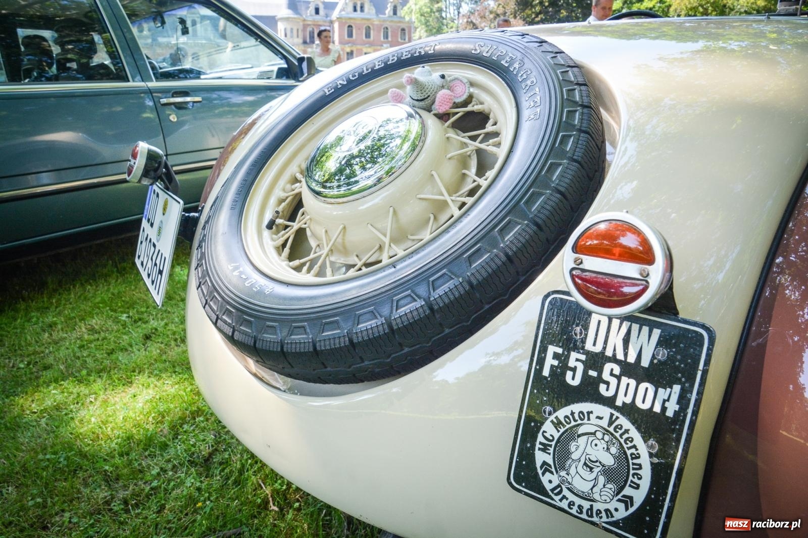 Zdjęcie w galerii na portalu naszraciborz.pl: Motoryzacyjne perełki w parku pałacowym. Rajd Gorole na Ślonsku zawitał do Krowiarek wiadomości z regionu