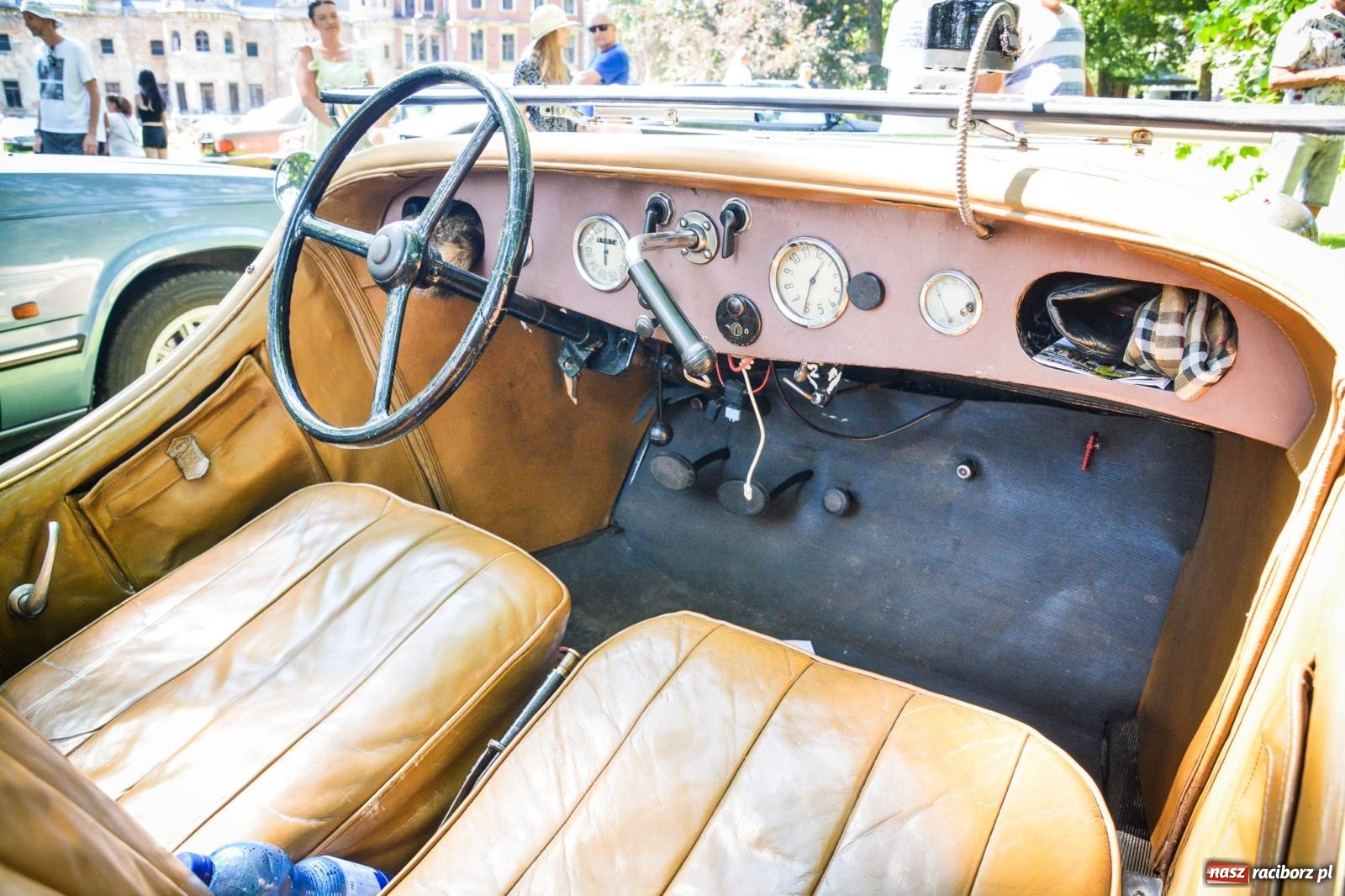 Zdjęcie w galerii na portalu naszraciborz.pl: Motoryzacyjne perełki w parku pałacowym. Rajd Gorole na Ślonsku zawitał do Krowiarek wiadomości z regionu