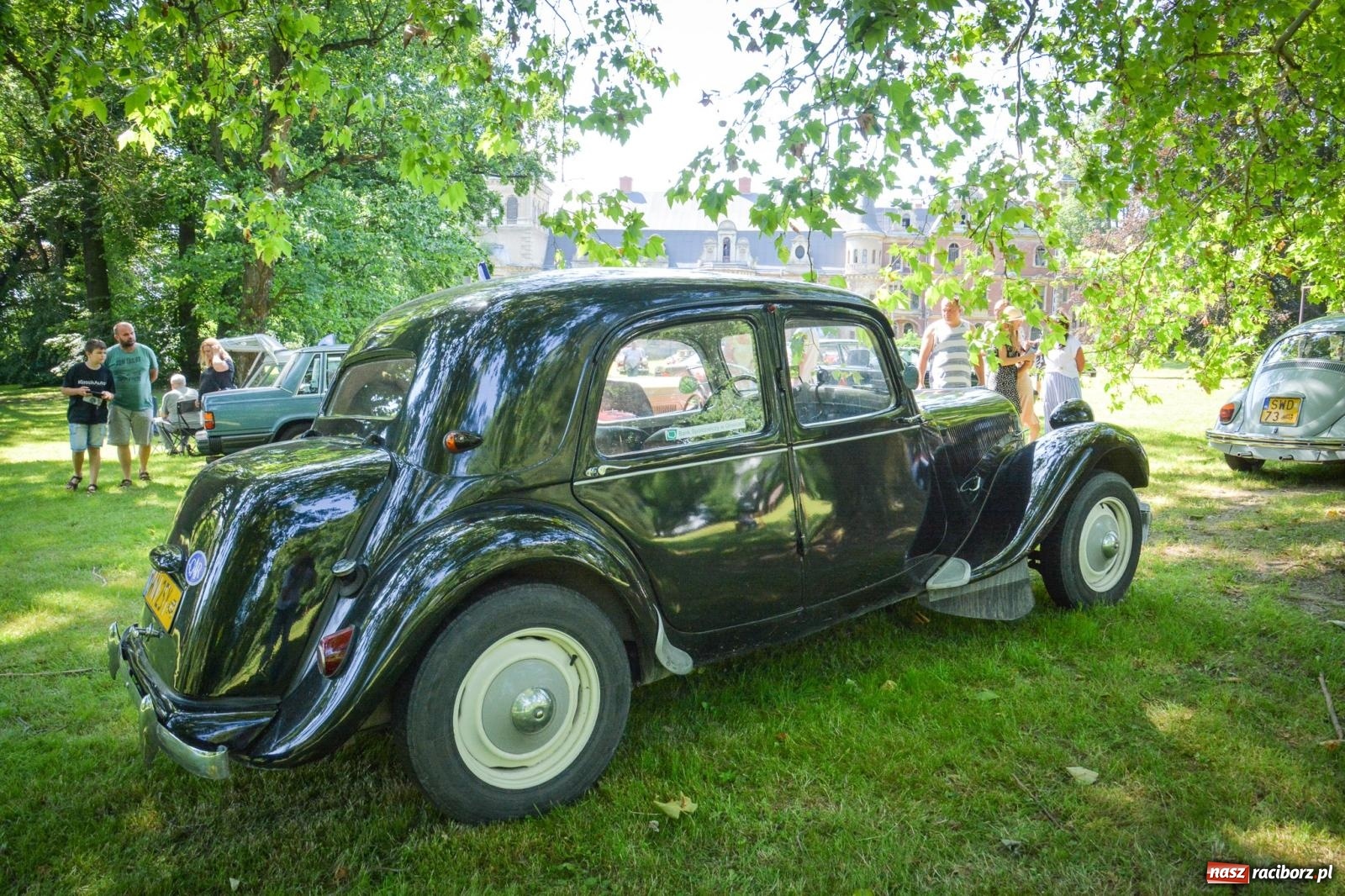 Zdjęcie w galerii na portalu naszraciborz.pl: Motoryzacyjne perełki w parku pałacowym. Rajd Gorole na Ślonsku zawitał do Krowiarek wiadomości z regionu