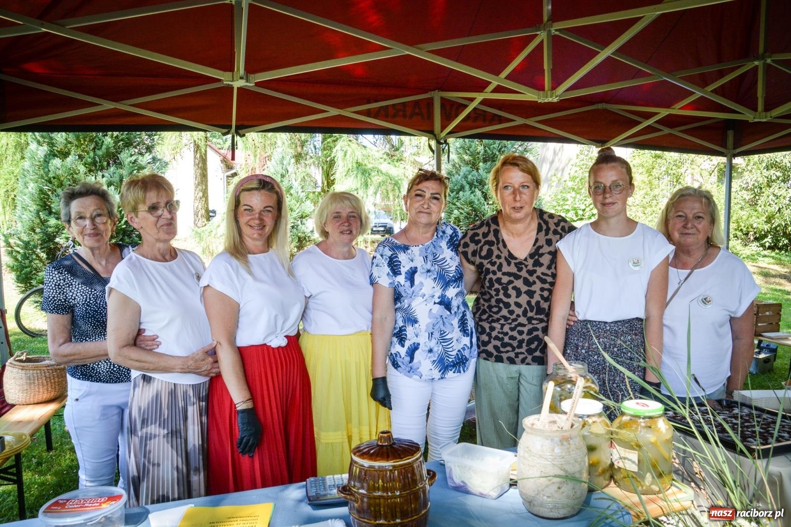 Zdjęcie w galerii na portalu naszraciborz.pl: Motoryzacyjne perełki w parku pałacowym. Rajd Gorole na Ślonsku zawitał do Krowiarek wiadomości z regionu