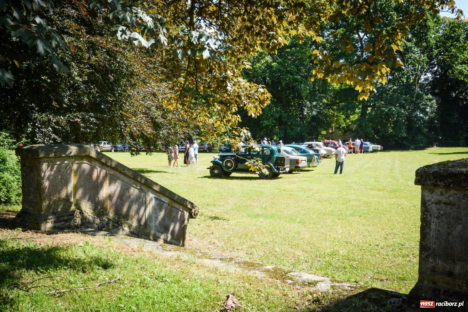 Zdjęcie w galerii na portalu naszraciborz.pl: Motoryzacyjne perełki w parku pałacowym. Rajd Gorole na Ślonsku zawitał do Krowiarek wiadomości z regionu