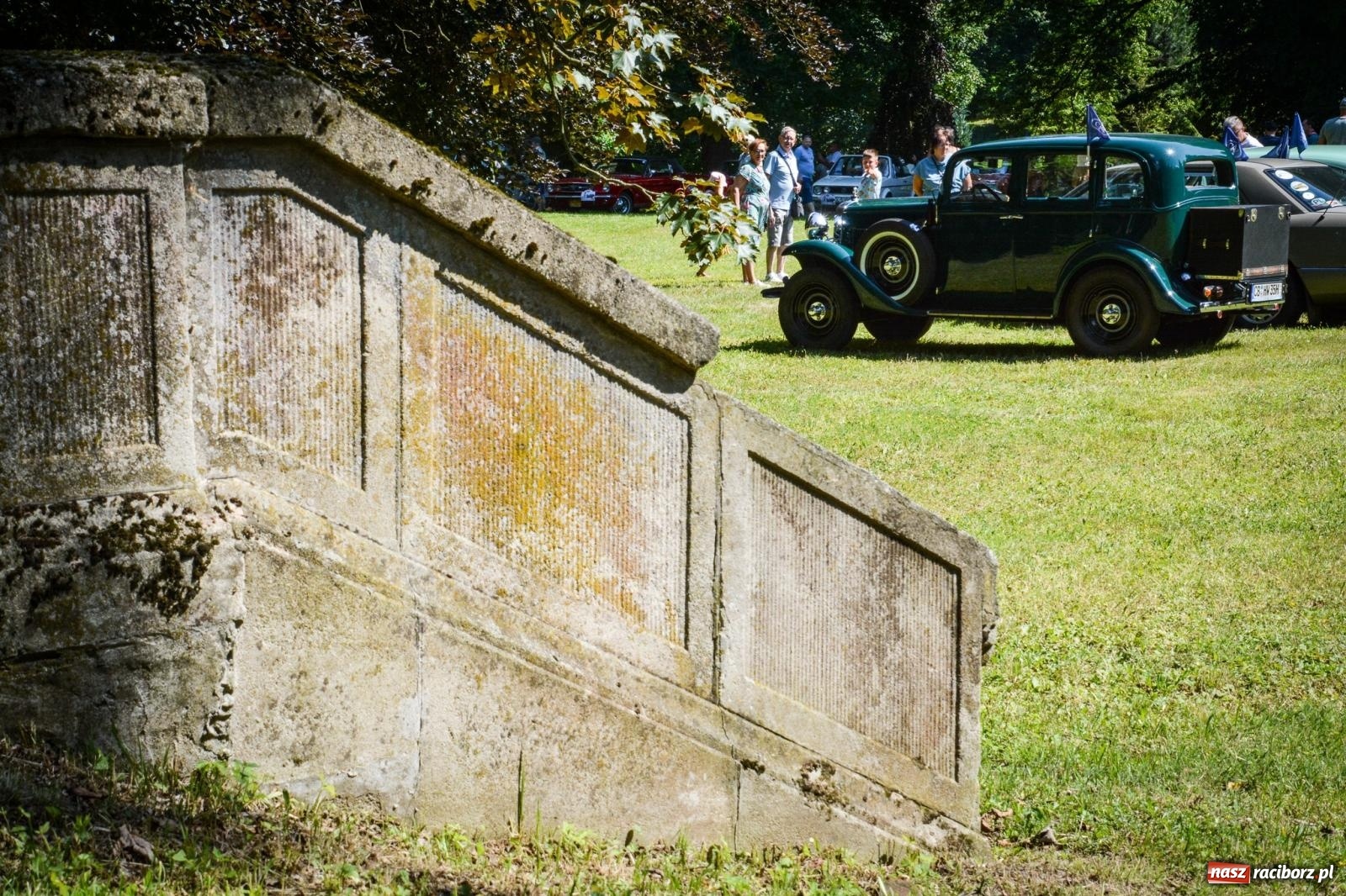 Zdjęcie w galerii na portalu naszraciborz.pl: Motoryzacyjne perełki w parku pałacowym. Rajd Gorole na Ślonsku zawitał do Krowiarek wiadomości z regionu
