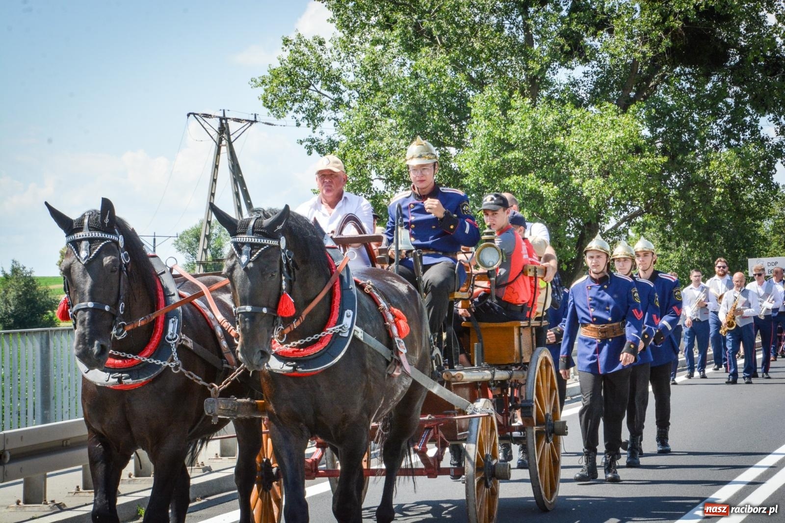 Zdjęcie w galerii na portalu naszraciborz.pl: Sikawki konne w akcji. Bieńkowice gospodarzem XVI Międzynarodowych Zawodów wiadomości z regionu