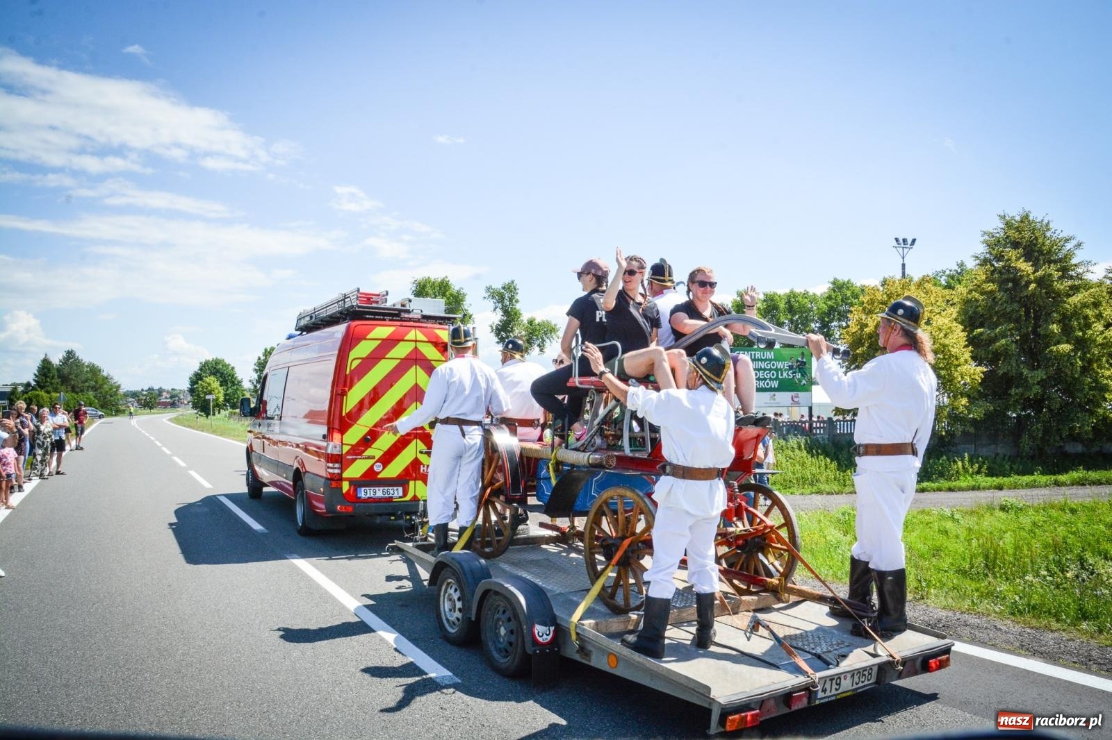 Zdjęcie w galerii na portalu naszraciborz.pl: Sikawki konne w akcji. Bieńkowice gospodarzem XVI Międzynarodowych Zawodów wiadomości z regionu