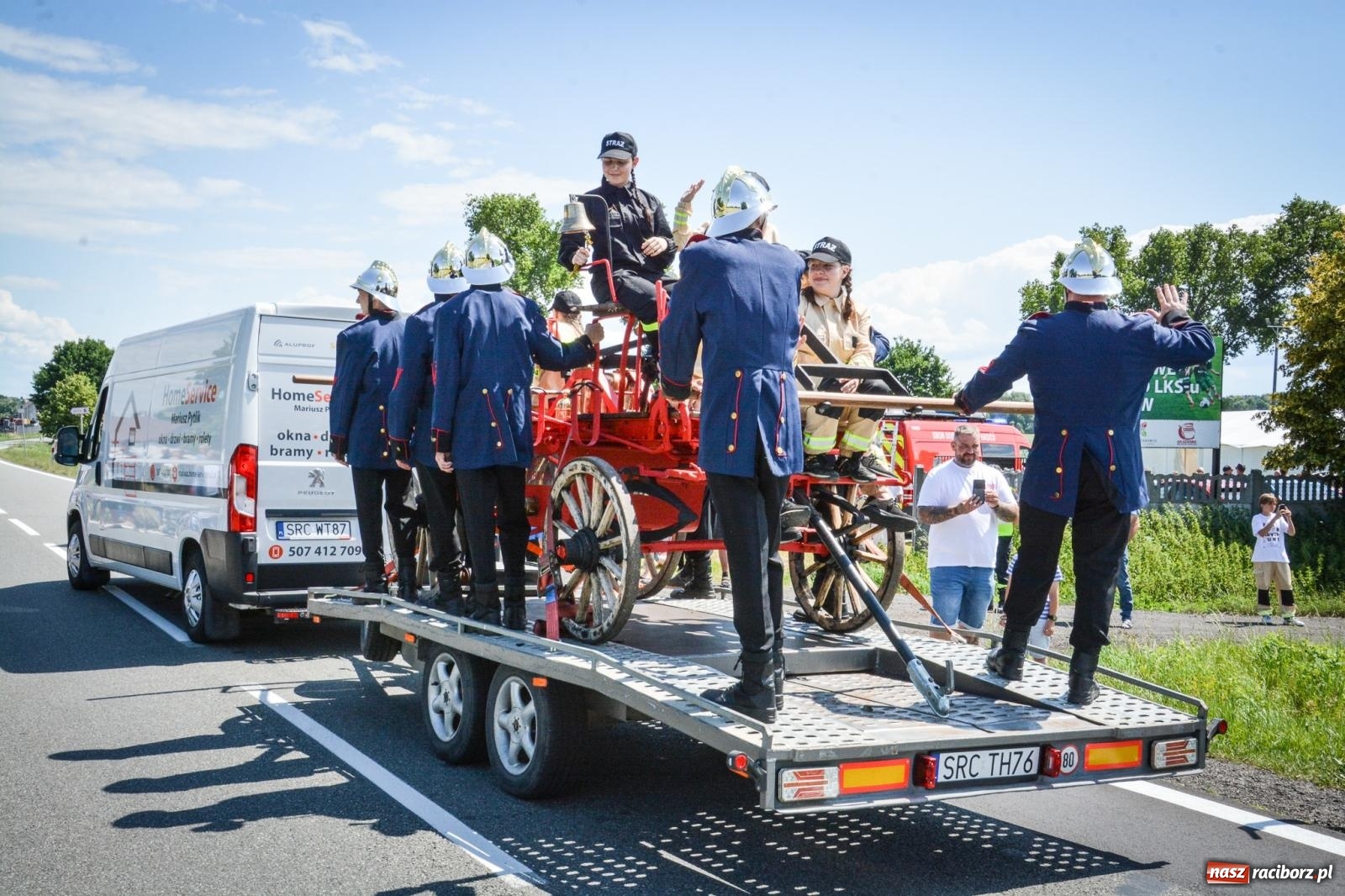 Zdjęcie w galerii na portalu naszraciborz.pl: Sikawki konne w akcji. Bieńkowice gospodarzem XVI Międzynarodowych Zawodów wiadomości z regionu