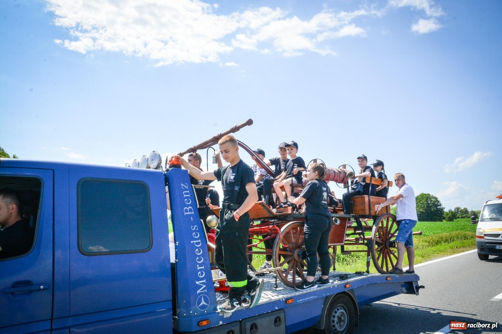 Zdjęcie w galerii na portalu naszraciborz.pl: Sikawki konne w akcji. Bieńkowice gospodarzem XVI Międzynarodowych Zawodów wiadomości z regionu