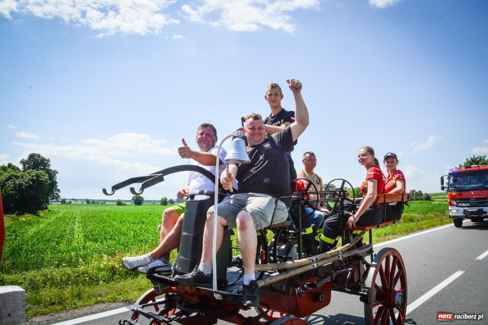 Zdjęcie w galerii na portalu naszraciborz.pl: Sikawki konne w akcji. Bieńkowice gospodarzem XVI Międzynarodowych Zawodów wiadomości z regionu
