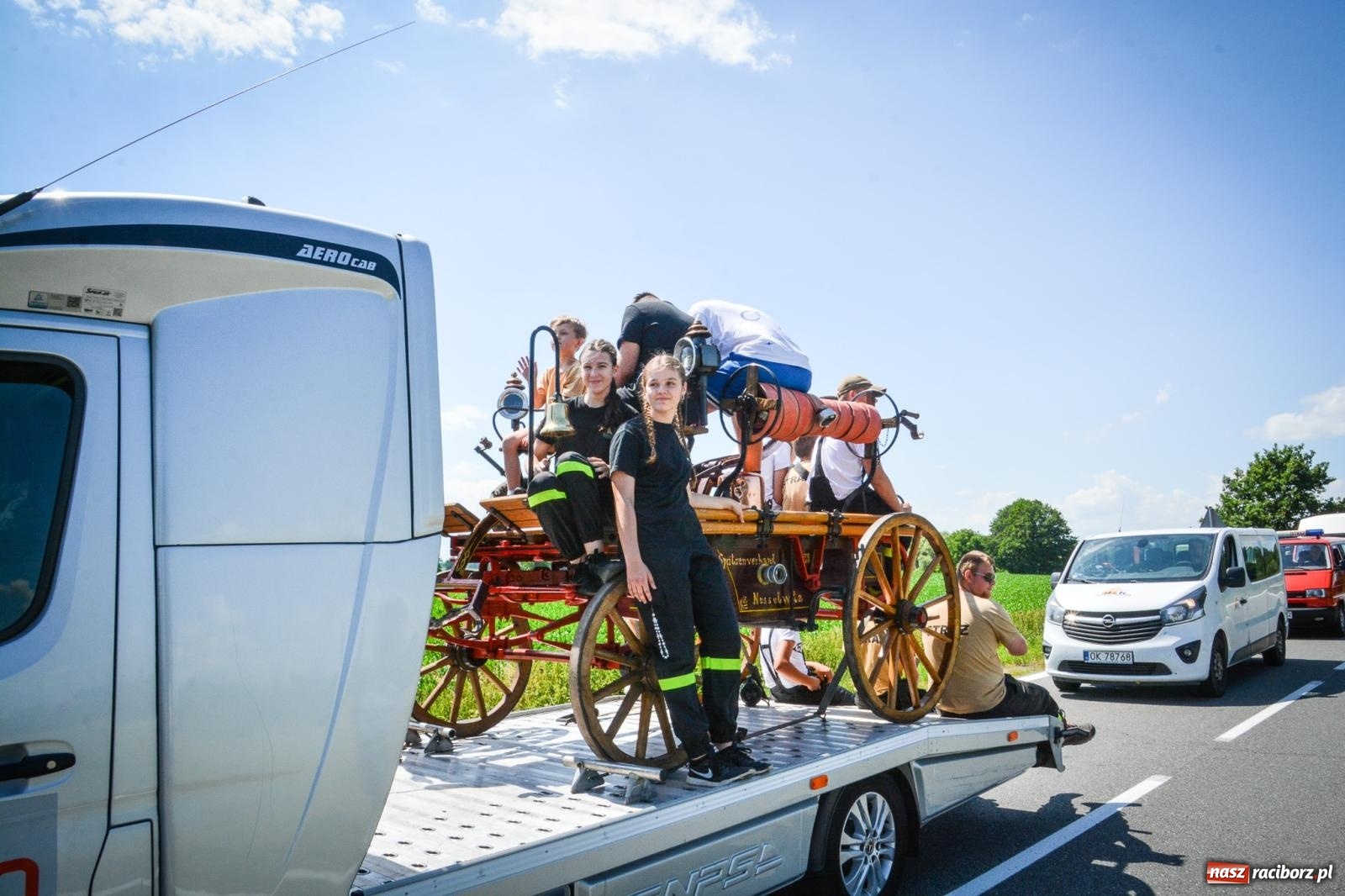 Zdjęcie w galerii na portalu naszraciborz.pl: Sikawki konne w akcji. Bieńkowice gospodarzem XVI Międzynarodowych Zawodów wiadomości z regionu