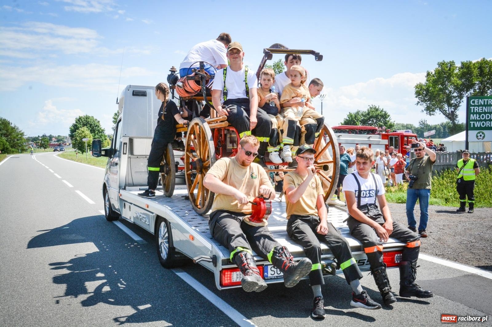 Zdjęcie w galerii na portalu naszraciborz.pl: Sikawki konne w akcji. Bieńkowice gospodarzem XVI Międzynarodowych Zawodów wiadomości z regionu