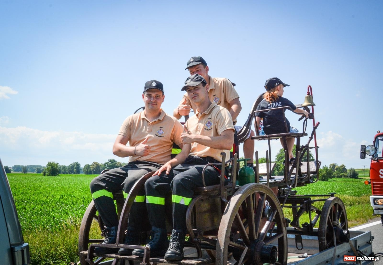 Zdjęcie w galerii na portalu naszraciborz.pl: Sikawki konne w akcji. Bieńkowice gospodarzem XVI Międzynarodowych Zawodów wiadomości z regionu