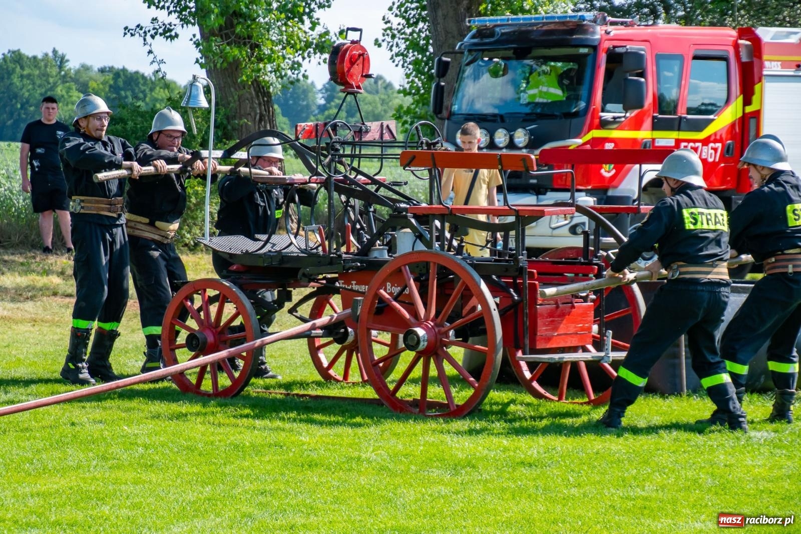 Zdjęcie w galerii na portalu naszraciborz.pl: Tradycja, rywalizacja i historia – Międzynarodowe Zawody Sikawek Konnych o Puchar Wójta Gminy Krzyżanowice w Bieńkowicach [FOTO i WIDEO] wiadomości z regionu