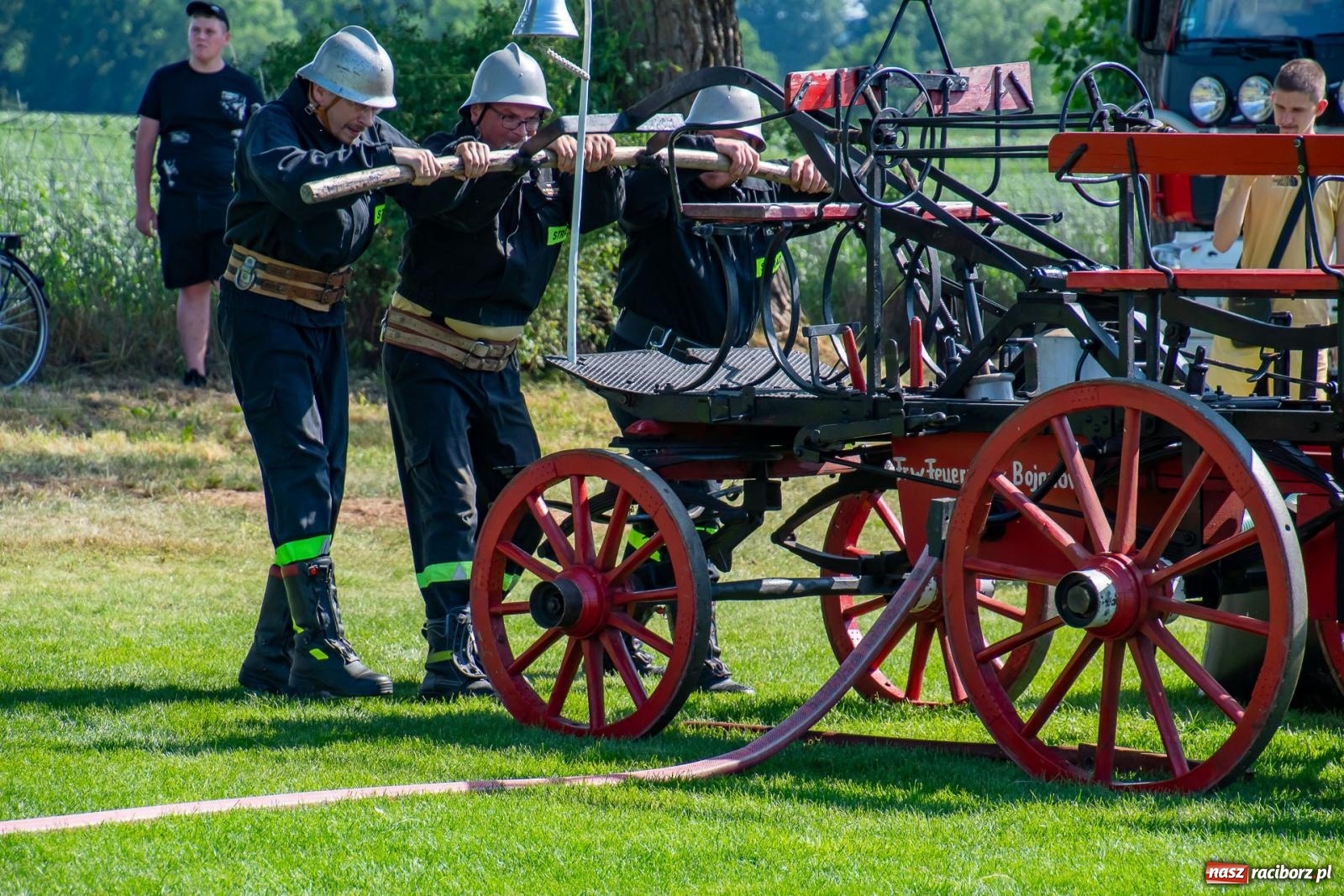 Zdjęcie w galerii na portalu naszraciborz.pl: Tradycja, rywalizacja i historia – Międzynarodowe Zawody Sikawek Konnych o Puchar Wójta Gminy Krzyżanowice w Bieńkowicach [FOTO i WIDEO] wiadomości z regionu