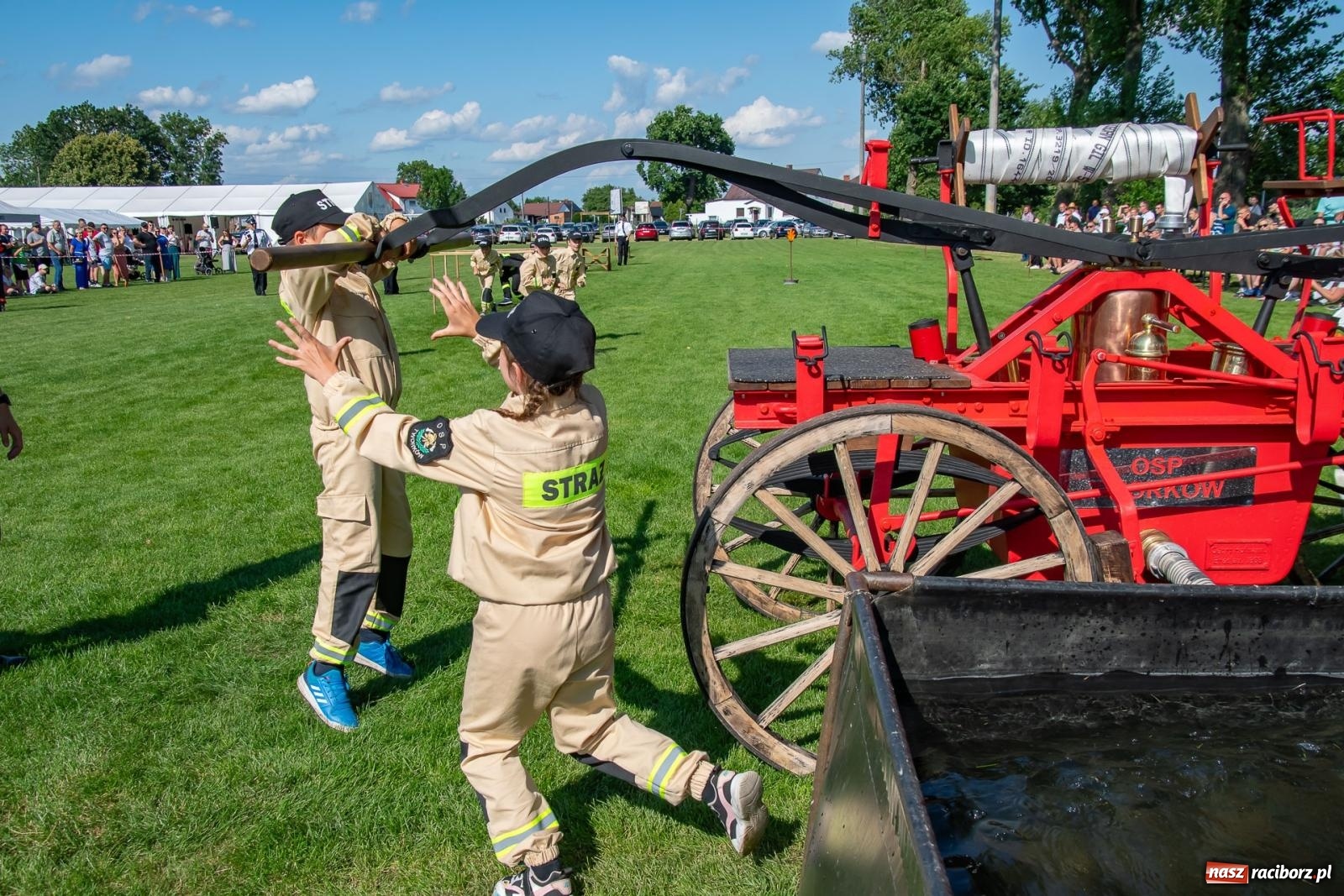 Zdjęcie w galerii na portalu naszraciborz.pl: Tradycja, rywalizacja i historia – Międzynarodowe Zawody Sikawek Konnych o Puchar Wójta Gminy Krzyżanowice w Bieńkowicach [FOTO i WIDEO] wiadomości z regionu