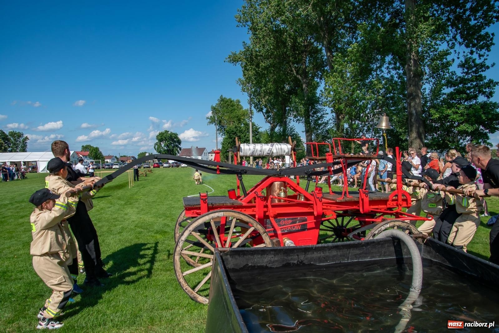 Zdjęcie w galerii na portalu naszraciborz.pl: Tradycja, rywalizacja i historia – Międzynarodowe Zawody Sikawek Konnych o Puchar Wójta Gminy Krzyżanowice w Bieńkowicach [FOTO i WIDEO] wiadomości z regionu