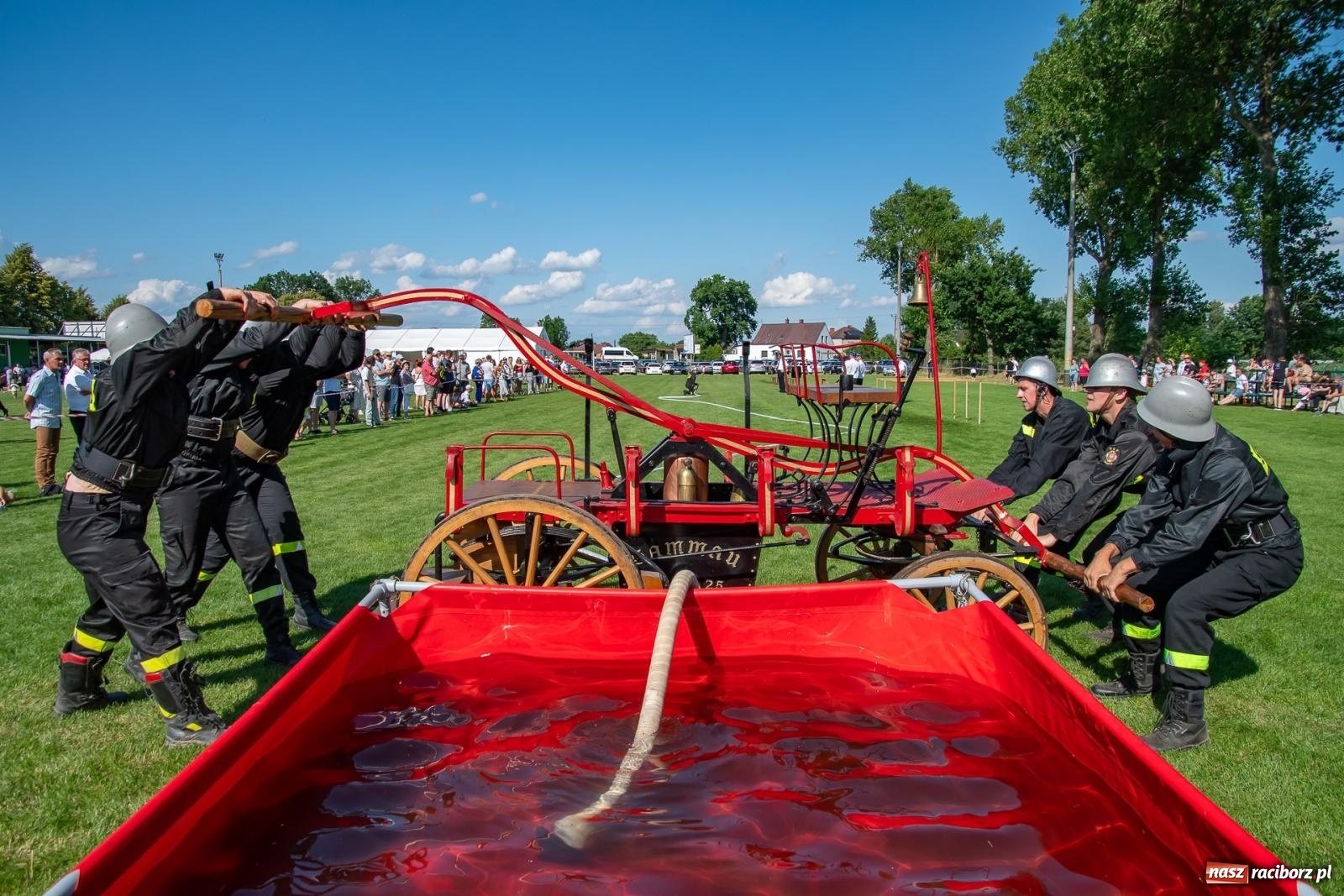 Zdjęcie w galerii na portalu naszraciborz.pl: Tradycja, rywalizacja i historia – Międzynarodowe Zawody Sikawek Konnych o Puchar Wójta Gminy Krzyżanowice w Bieńkowicach [FOTO i WIDEO] wiadomości z regionu
