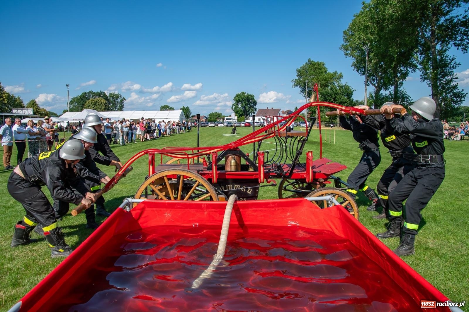 Zdjęcie w galerii na portalu naszraciborz.pl: Tradycja, rywalizacja i historia – Międzynarodowe Zawody Sikawek Konnych o Puchar Wójta Gminy Krzyżanowice w Bieńkowicach [FOTO i WIDEO] wiadomości z regionu