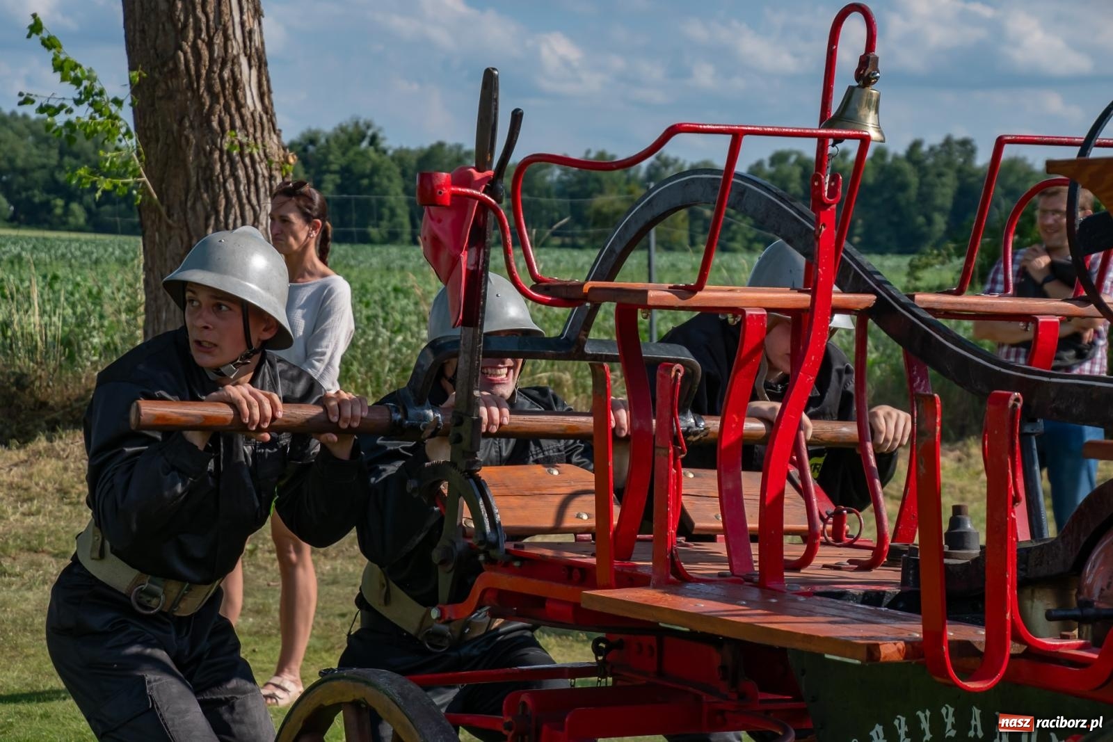 Zdjęcie w galerii na portalu naszraciborz.pl: Tradycja, rywalizacja i historia – Międzynarodowe Zawody Sikawek Konnych o Puchar Wójta Gminy Krzyżanowice w Bieńkowicach [FOTO i WIDEO] wiadomości z regionu