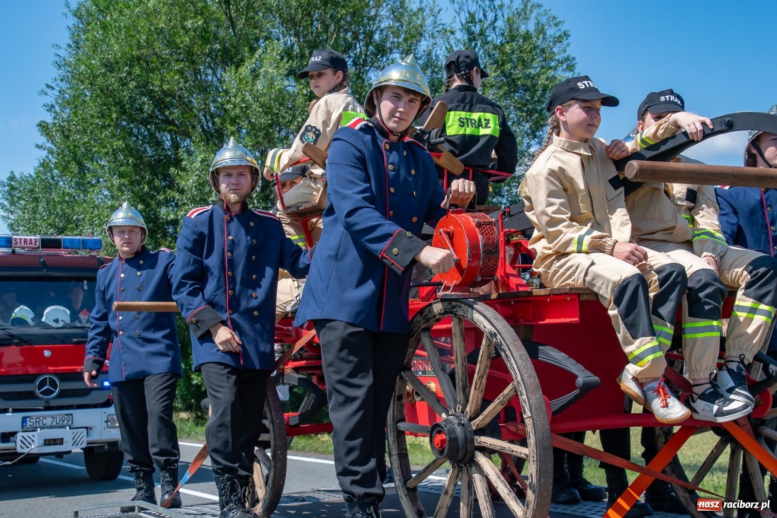 Zdjęcie w galerii na portalu naszraciborz.pl: Tradycja, rywalizacja i historia – Międzynarodowe Zawody Sikawek Konnych o Puchar Wójta Gminy Krzyżanowice w Bieńkowicach [FOTO i WIDEO] wiadomości z regionu