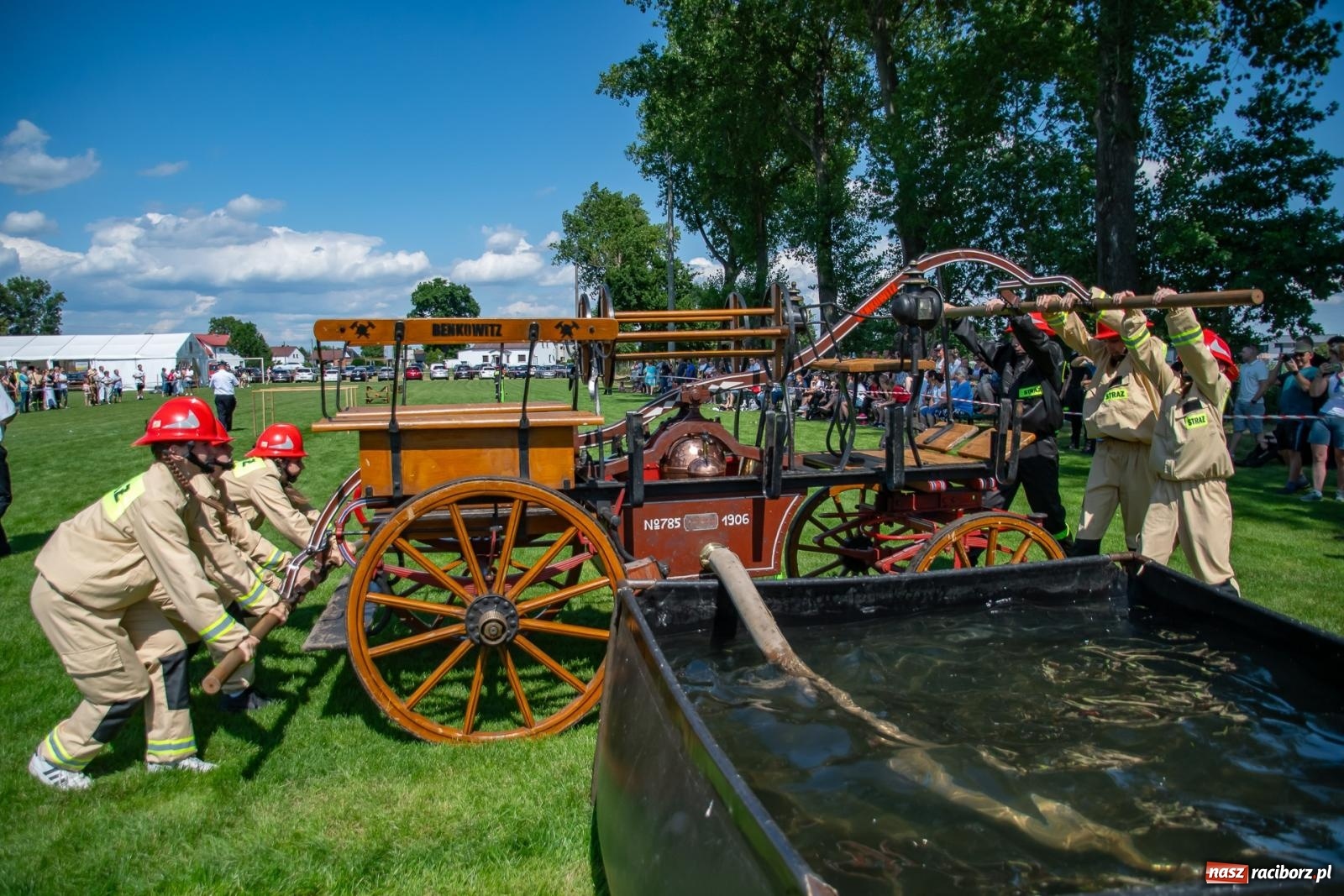Zdjęcie w galerii na portalu naszraciborz.pl: Tradycja, rywalizacja i historia – Międzynarodowe Zawody Sikawek Konnych o Puchar Wójta Gminy Krzyżanowice w Bieńkowicach [FOTO i WIDEO] wiadomości z regionu