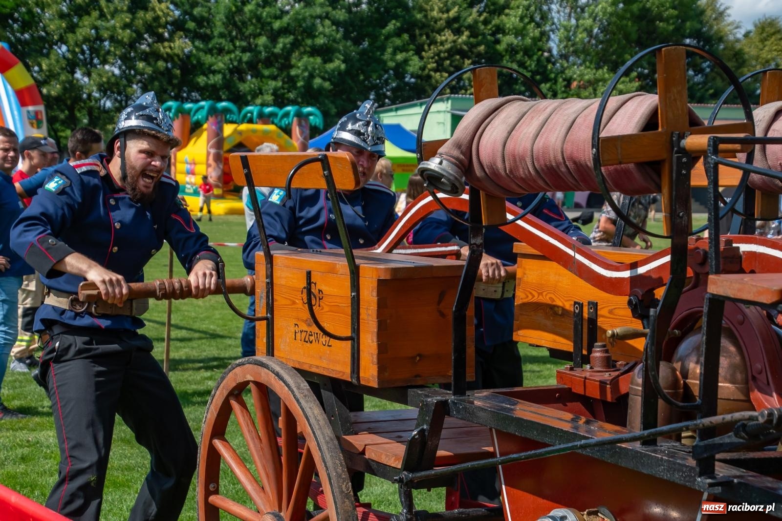 Zdjęcie w galerii na portalu naszraciborz.pl: Tradycja, rywalizacja i historia – Międzynarodowe Zawody Sikawek Konnych o Puchar Wójta Gminy Krzyżanowice w Bieńkowicach [FOTO i WIDEO] wiadomości z regionu