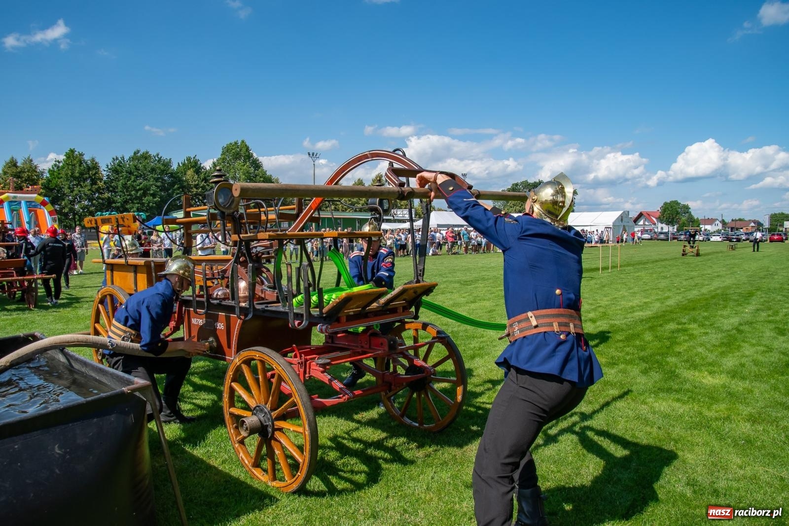 Zdjęcie w galerii na portalu naszraciborz.pl: Tradycja, rywalizacja i historia – Międzynarodowe Zawody Sikawek Konnych o Puchar Wójta Gminy Krzyżanowice w Bieńkowicach [FOTO i WIDEO] wiadomości z regionu