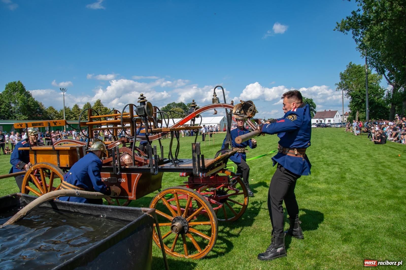 Zdjęcie w galerii na portalu naszraciborz.pl: Tradycja, rywalizacja i historia – Międzynarodowe Zawody Sikawek Konnych o Puchar Wójta Gminy Krzyżanowice w Bieńkowicach [FOTO i WIDEO] wiadomości z regionu