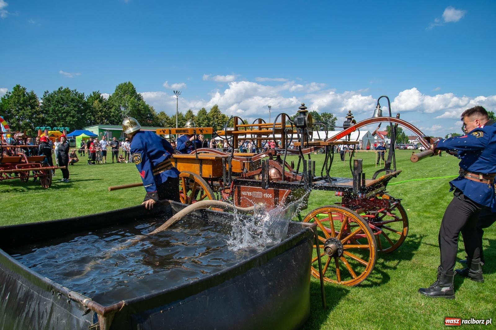 Zdjęcie w galerii na portalu naszraciborz.pl: Tradycja, rywalizacja i historia – Międzynarodowe Zawody Sikawek Konnych o Puchar Wójta Gminy Krzyżanowice w Bieńkowicach [FOTO i WIDEO] wiadomości z regionu