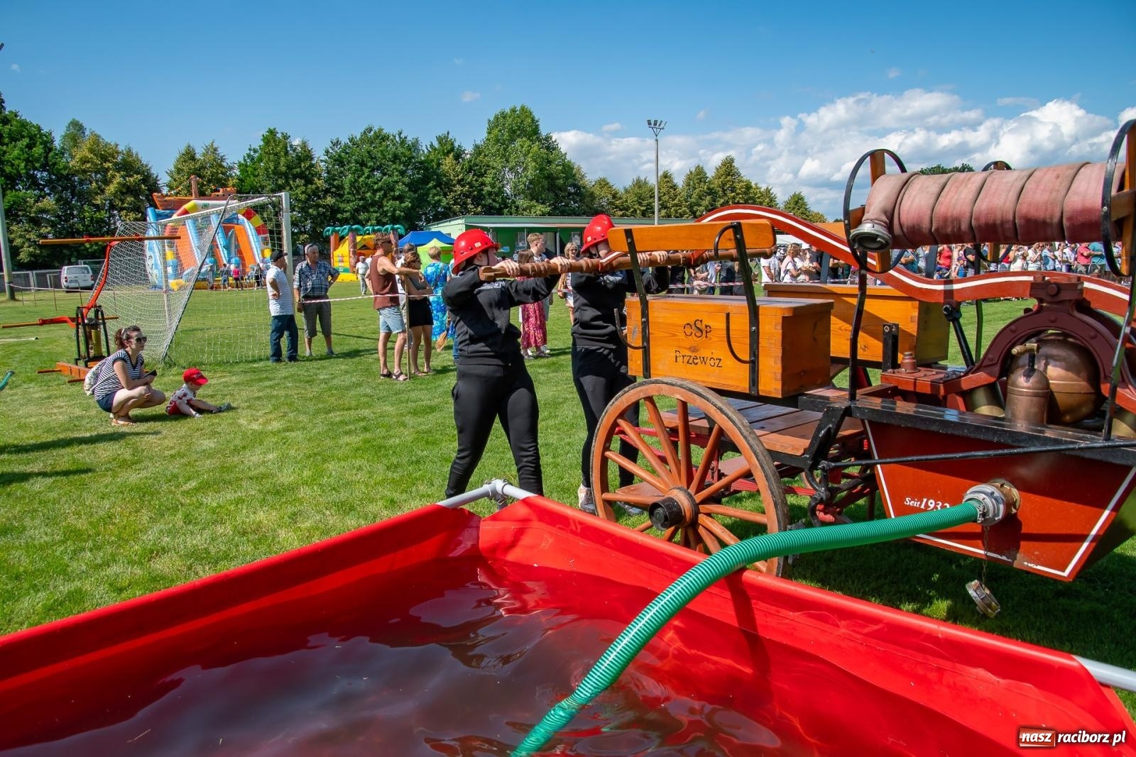 Zdjęcie w galerii na portalu naszraciborz.pl: Tradycja, rywalizacja i historia – Międzynarodowe Zawody Sikawek Konnych o Puchar Wójta Gminy Krzyżanowice w Bieńkowicach [FOTO i WIDEO] wiadomości z regionu