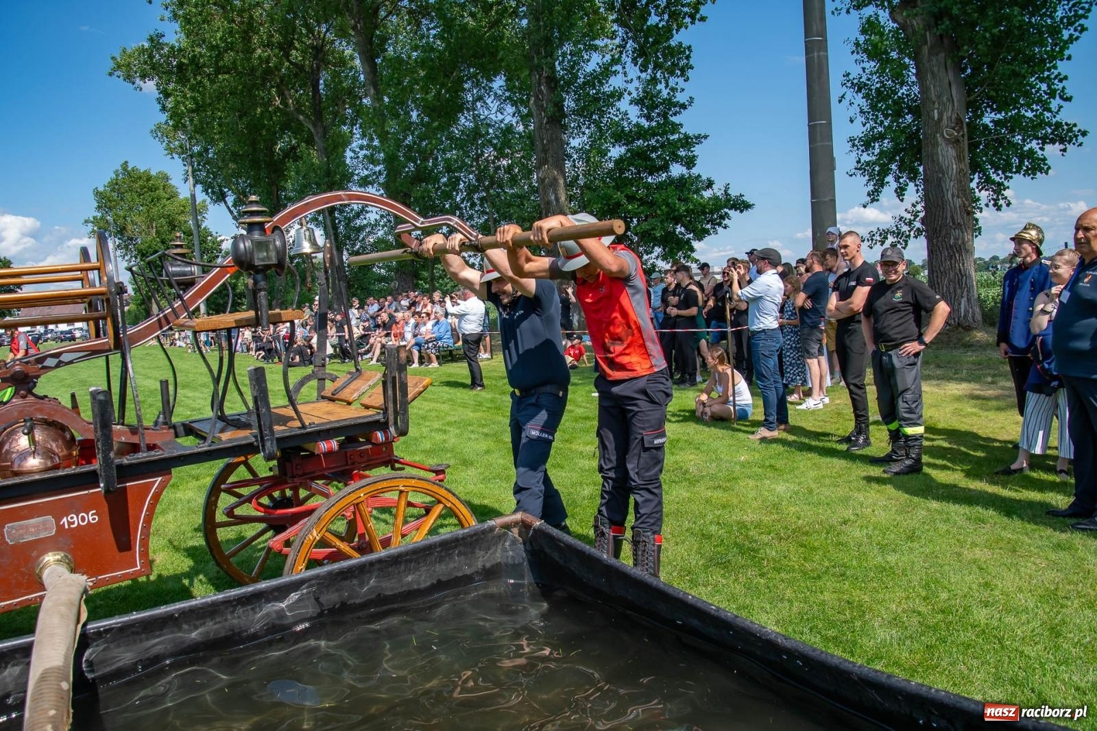 Zdjęcie w galerii na portalu naszraciborz.pl: Tradycja, rywalizacja i historia – Międzynarodowe Zawody Sikawek Konnych o Puchar Wójta Gminy Krzyżanowice w Bieńkowicach [FOTO i WIDEO] wiadomości z regionu