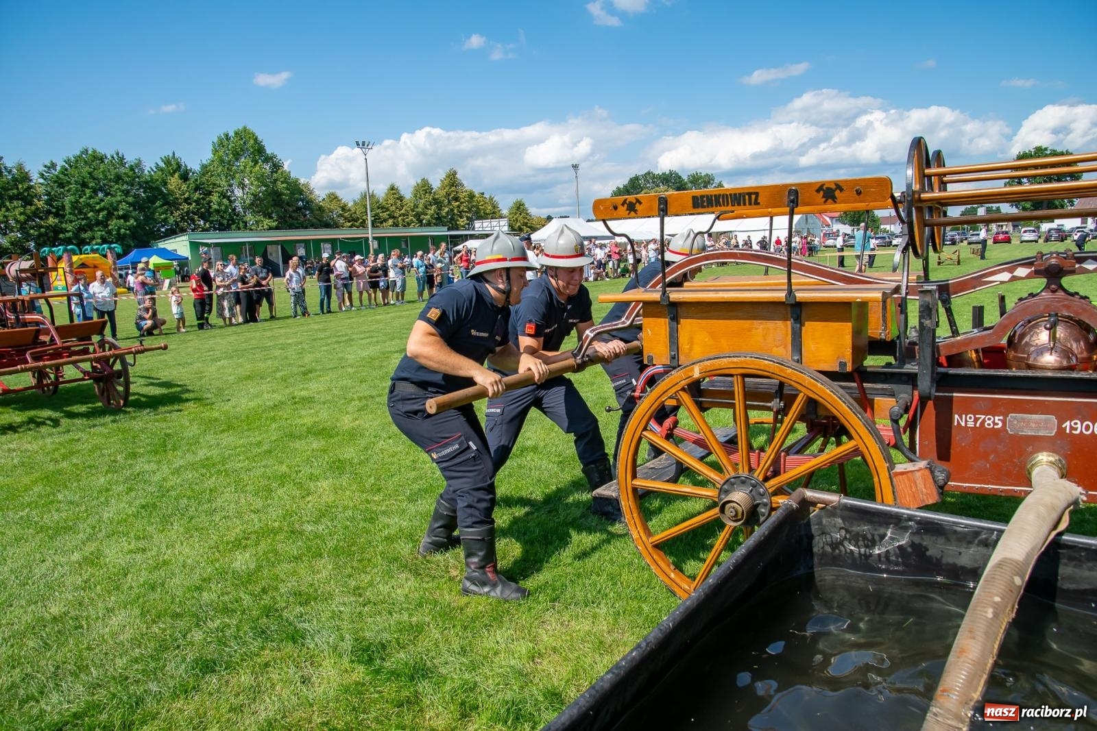 Zdjęcie w galerii na portalu naszraciborz.pl: Tradycja, rywalizacja i historia – Międzynarodowe Zawody Sikawek Konnych o Puchar Wójta Gminy Krzyżanowice w Bieńkowicach [FOTO i WIDEO] wiadomości z regionu