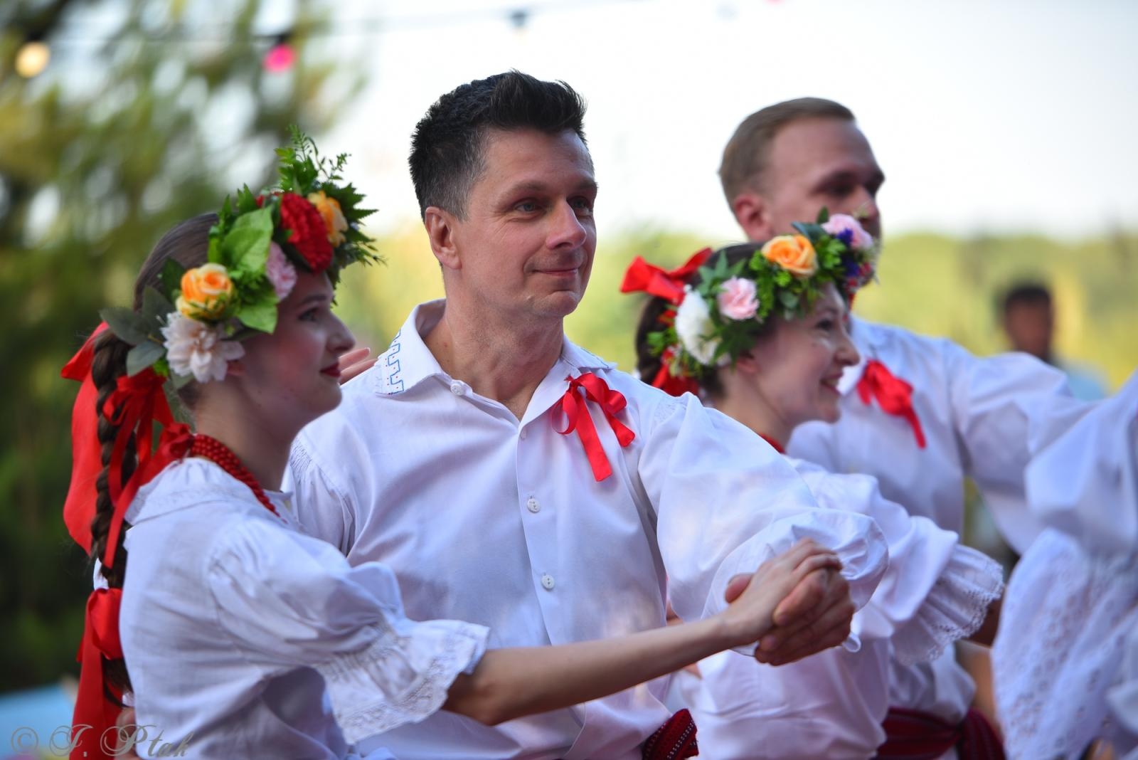 Zdjęcie w galerii na portalu naszraciborz.pl: Magiczna noc świętojańska nad Babiczokiem – debiut Babic, Nędzy i Łężczoka w Festiwalu Górnej Odry wiadomości z regionu