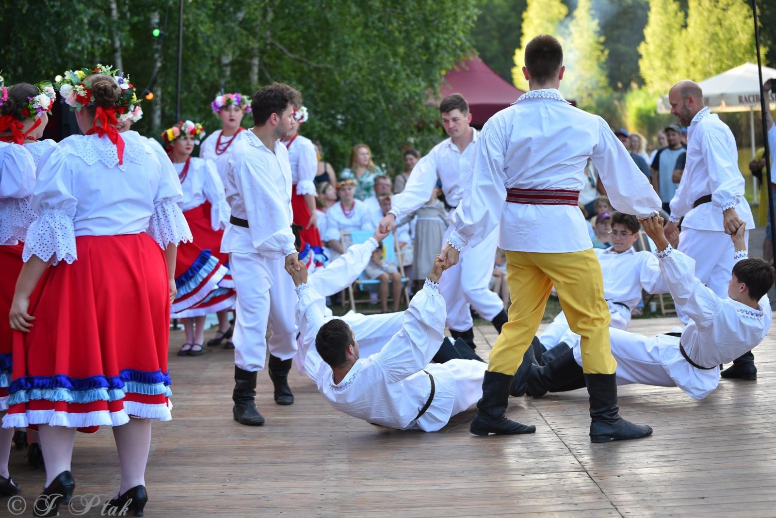 Zdjęcie w galerii na portalu naszraciborz.pl: Magiczna noc świętojańska nad Babiczokiem – debiut Babic, Nędzy i Łężczoka w Festiwalu Górnej Odry wiadomości z regionu